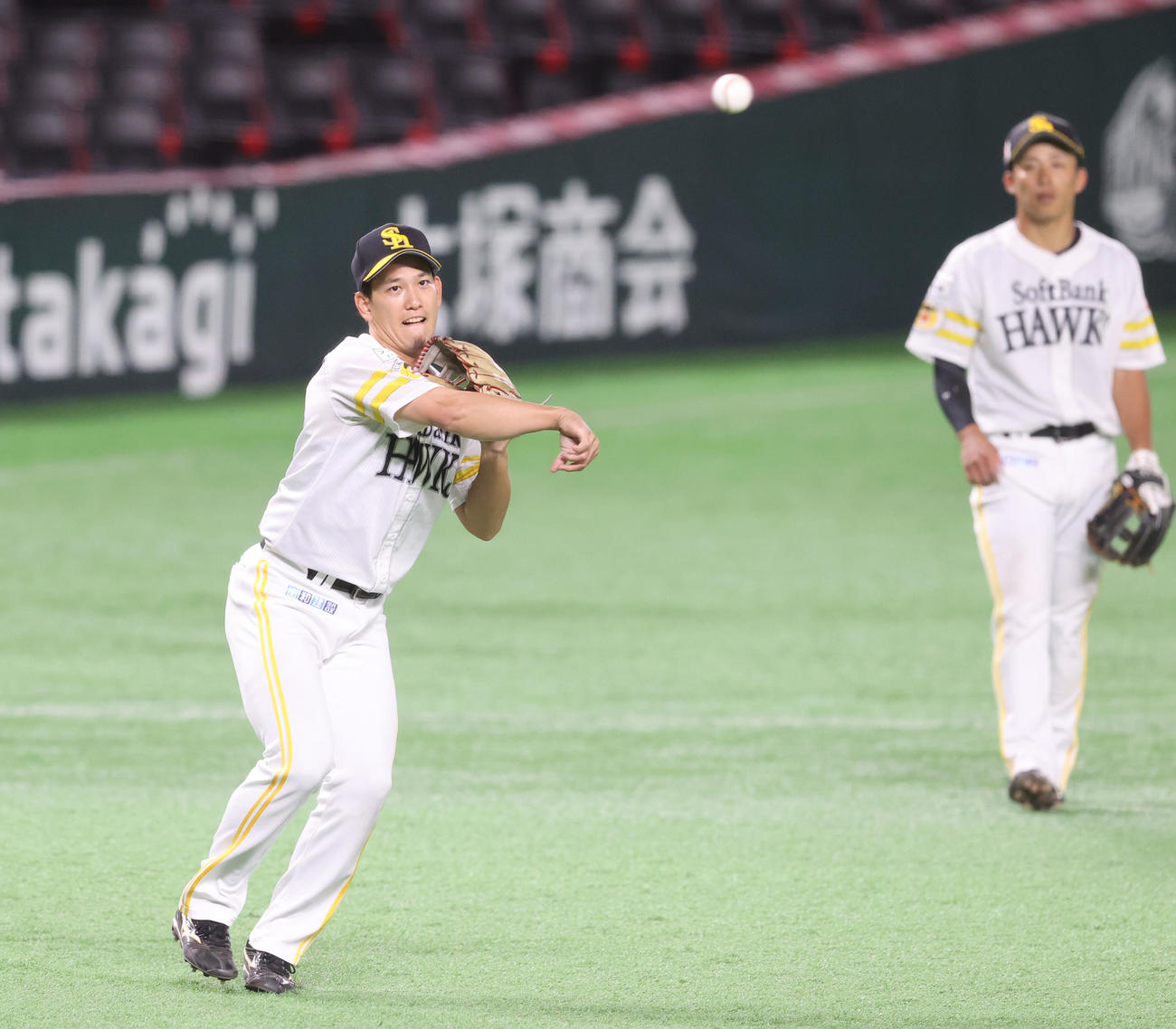 守備ノックで軽快な動き見せるソフトバンク栗原陵矢（撮影・梅根麻紀）