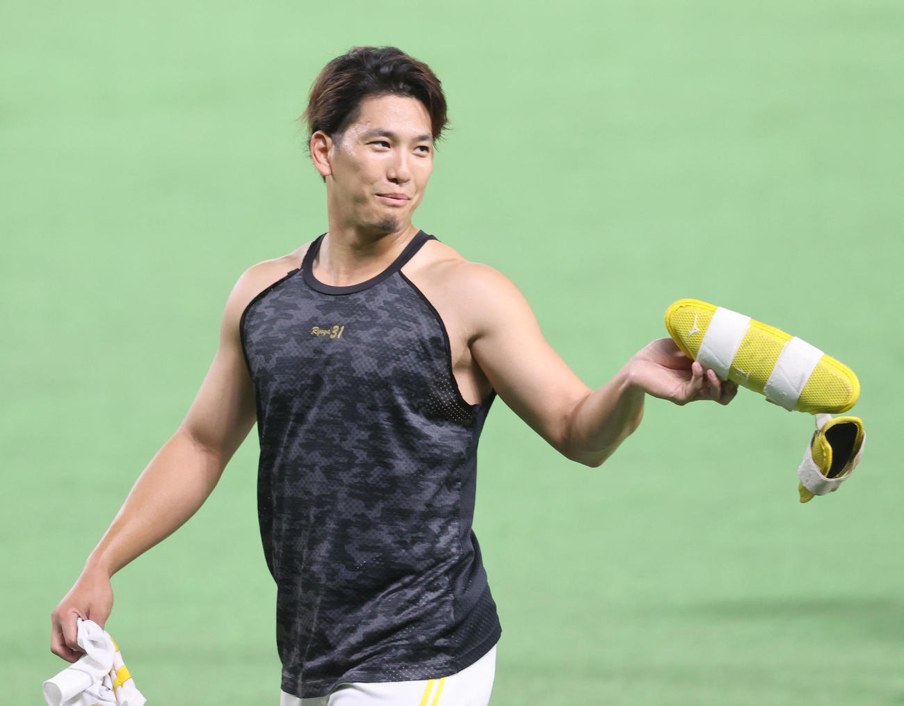 練習を終えたソフトバンク栗原陵矢はなんだか色っぽい？？（撮影・梅根麻紀）