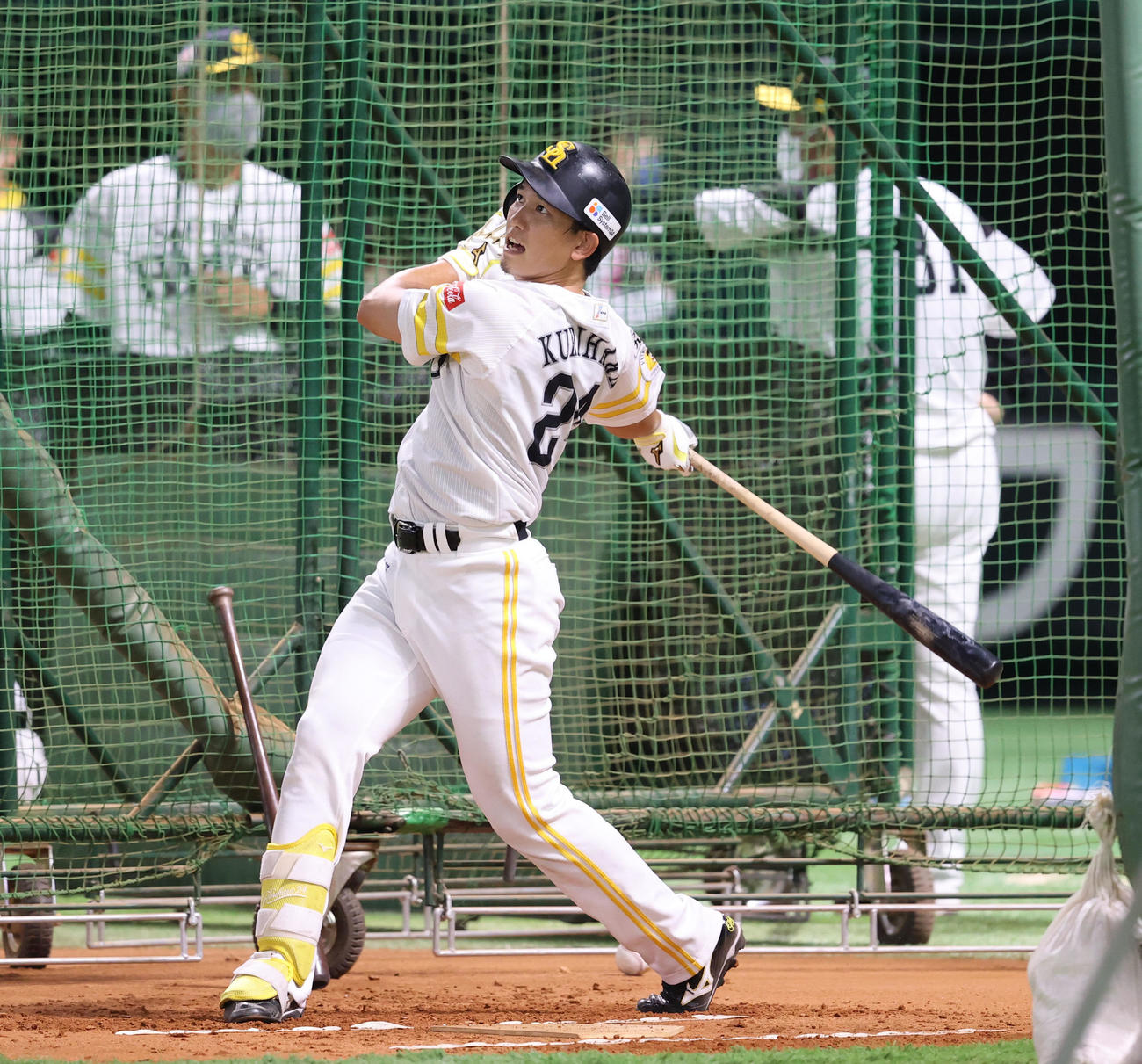 打撃練習でバットから快音を響かすソフトバンク栗原陵矢（撮影・梅根麻紀）