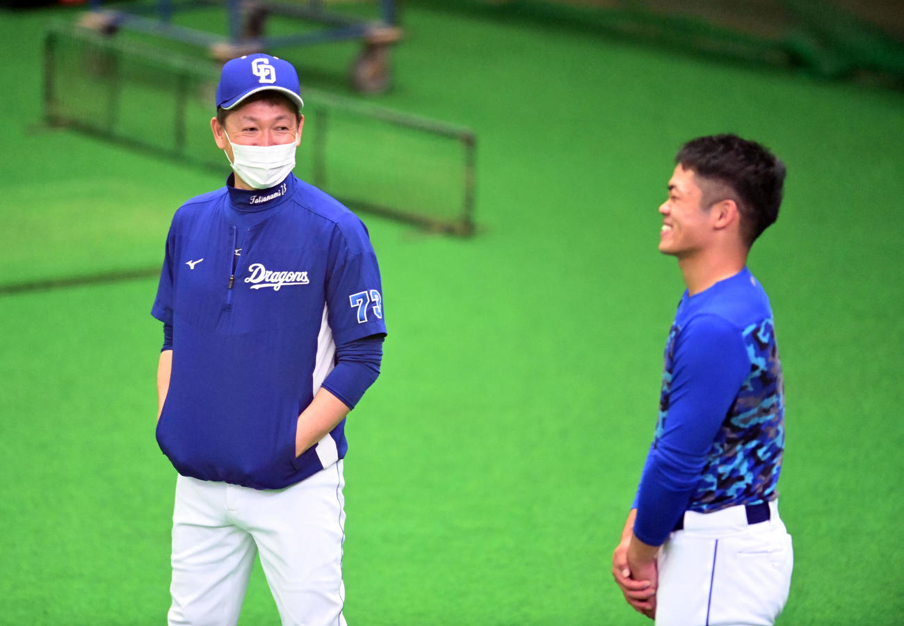 10月7日、立浪監督（左）と言葉を交わす根尾