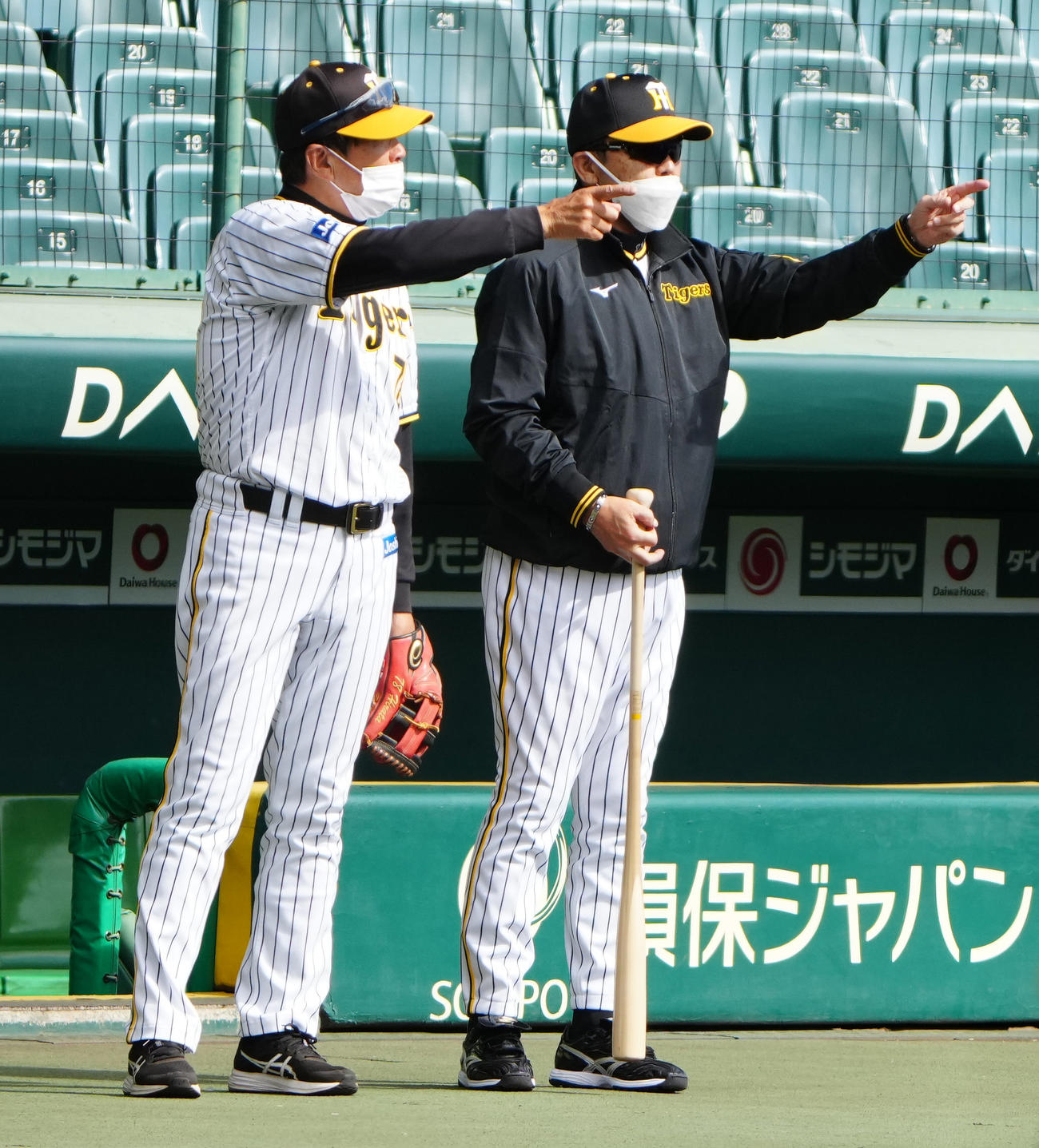 フリー打撃終了後に野手を二塁付近に集めるよう平田ヘッドコーチ（左）に指示を出す岡田彰督（2022年10月25日撮影）