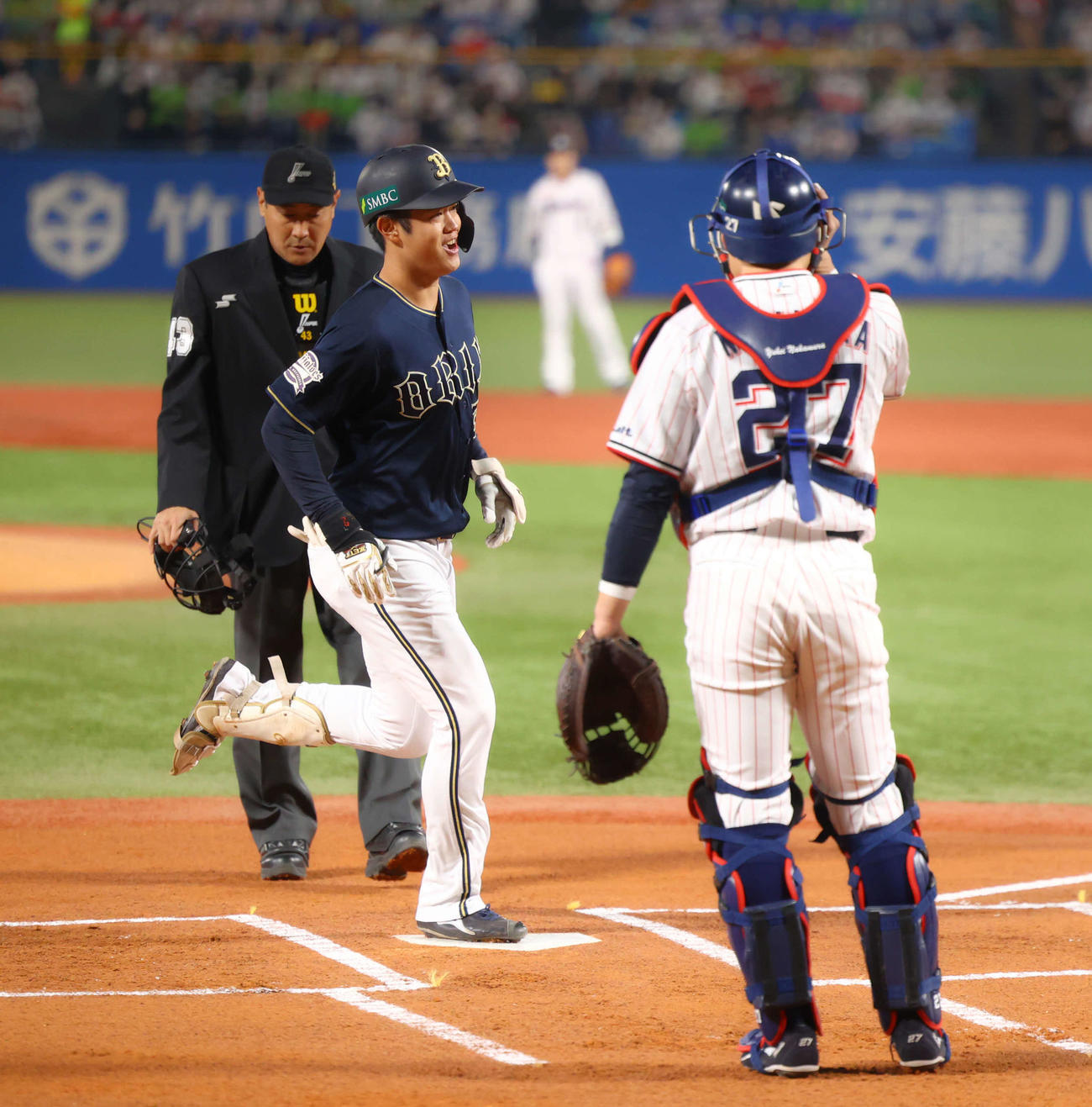 ヤクルト対オリックス　1回表オリックス無死、中越え先制ソロ本塁打で生還する太田。捕手中村（撮影・河田真司）