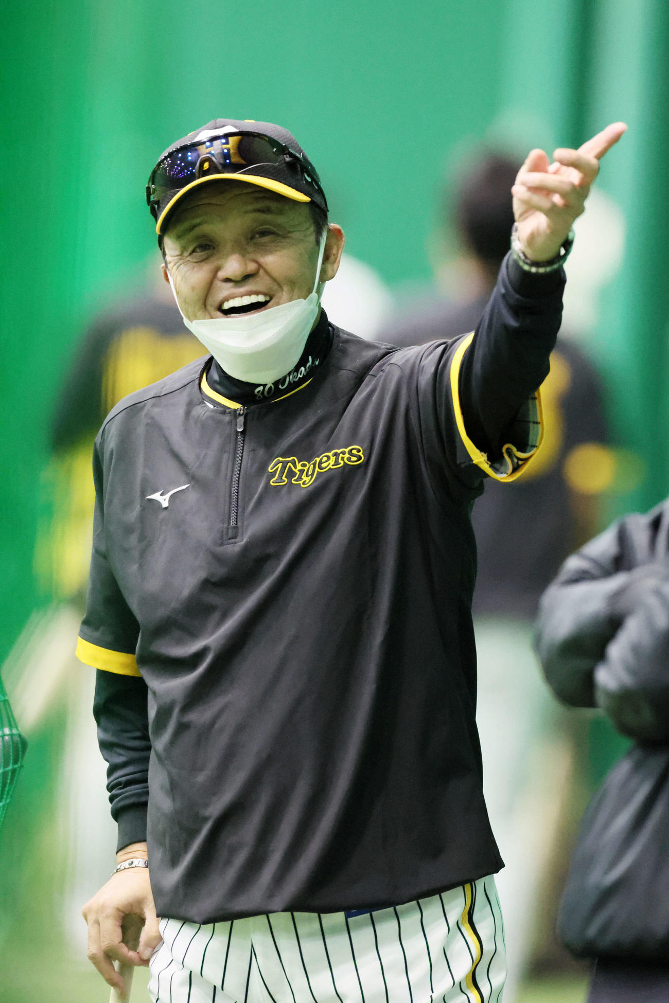 練習中に笑顔を見せる岡田監督（撮影・加藤哉）
