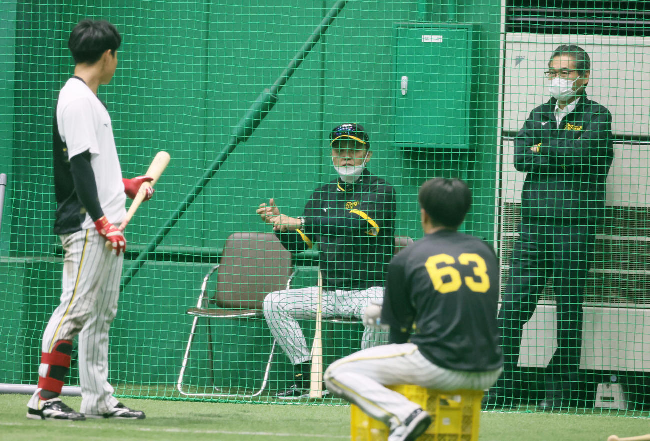 室内で木浪（左）、植田（右）にアドバイスを送る岡田監督。右端は嶌村球団本部長（撮影・加藤哉）
