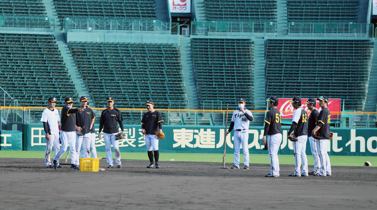 内野の特守で身振りを交えアドバイスする岡田監督（撮影・加藤哉）