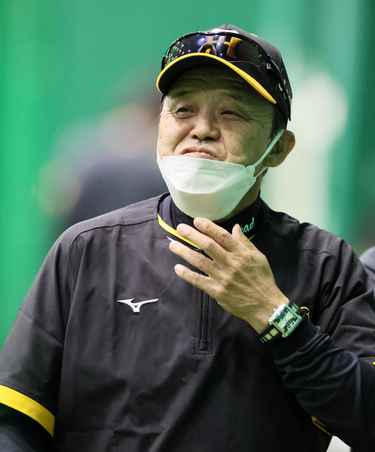 練習中明るい表情を見せる岡田監督（撮影・加藤哉）