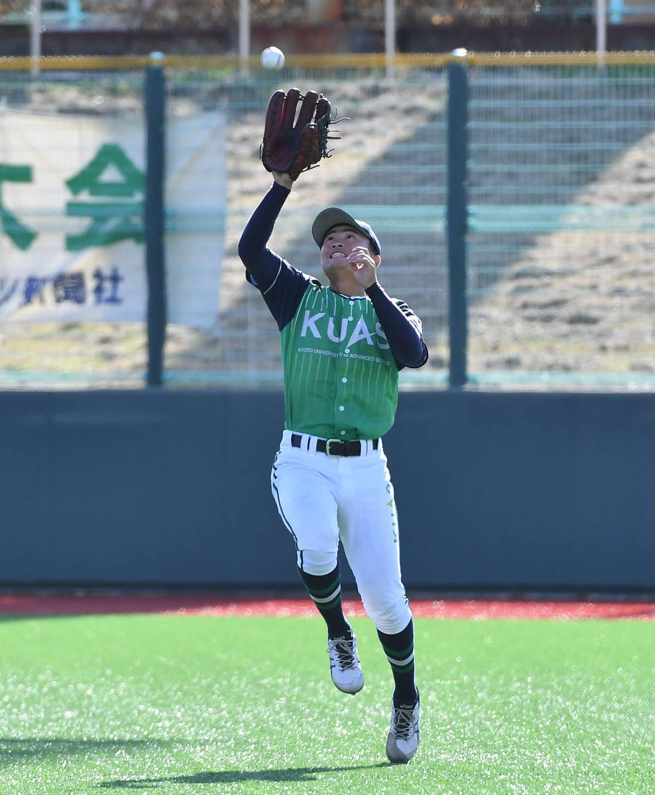 京都先端科学大対大商大　3回裏大商大1死二塁、薮井の右飛を捕球する京都先端科学大・中川（撮影・岩下翔太）