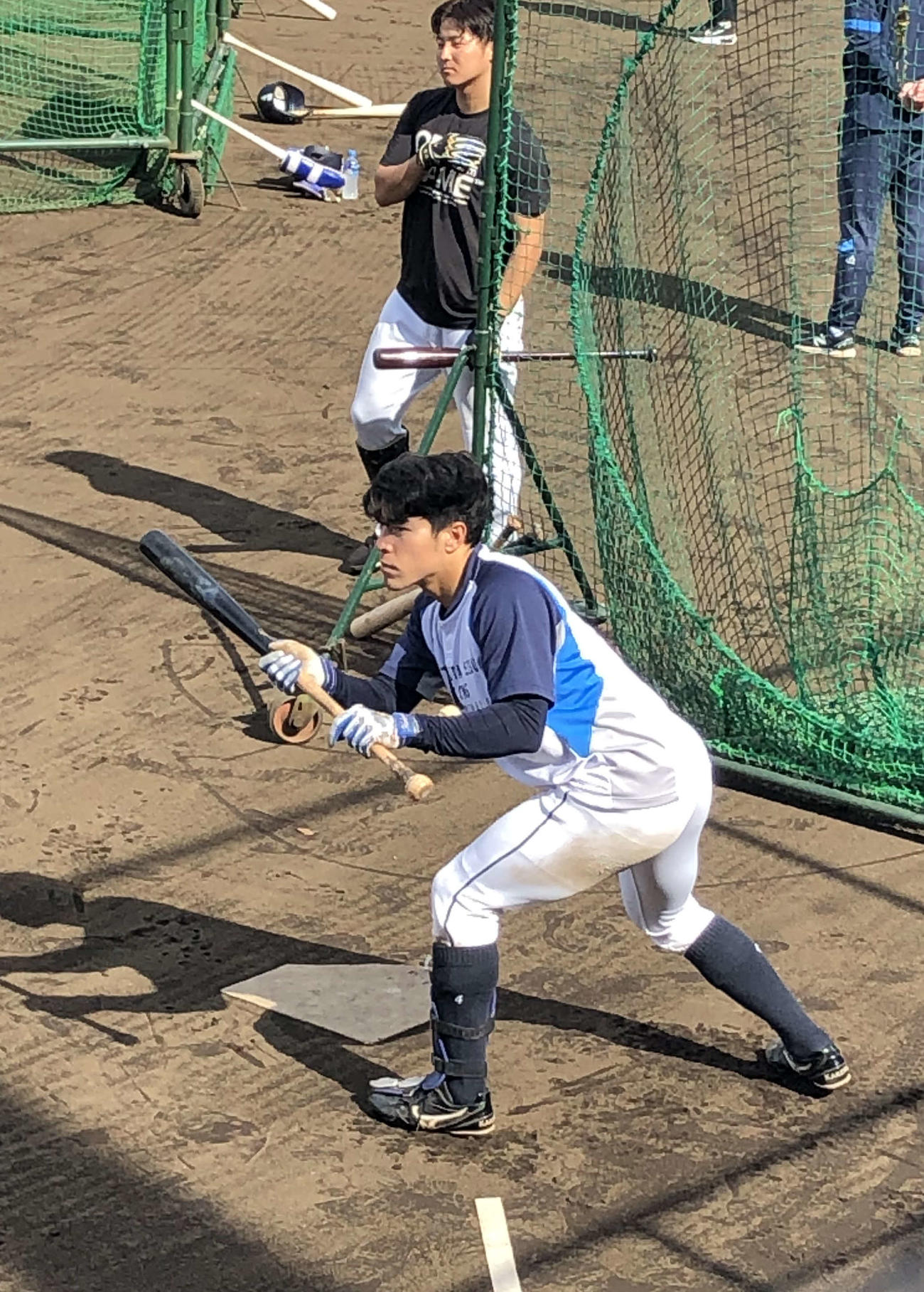 バント練習をする西武山野辺（撮影・上田悠太）