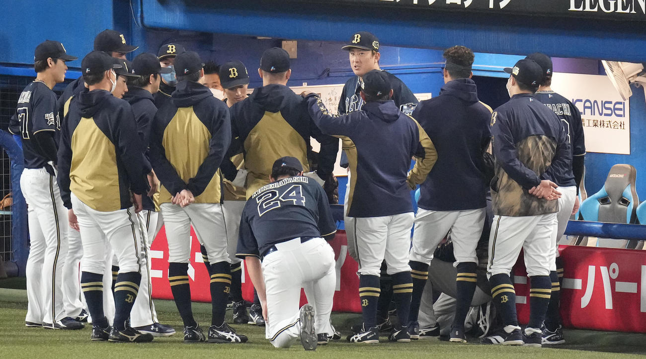 ヤクルト対オリックス　試合前、円陣で声出しするオリックス杉本（撮影・鈴木みどり）
