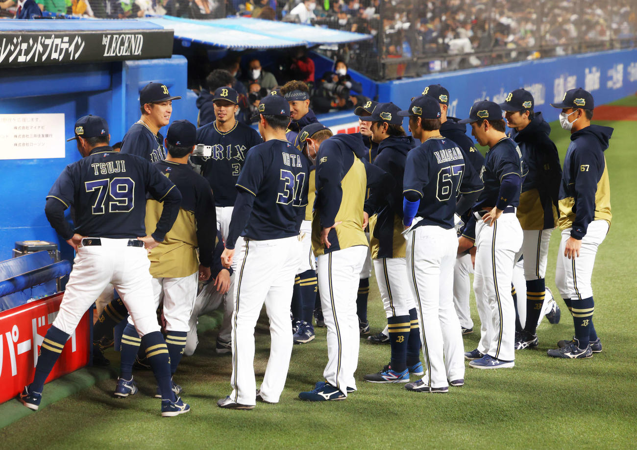 ヤクルト対オリックス　試合前円陣で声出しするオリックス杉本（左から2人目）（撮影・河田真司）
