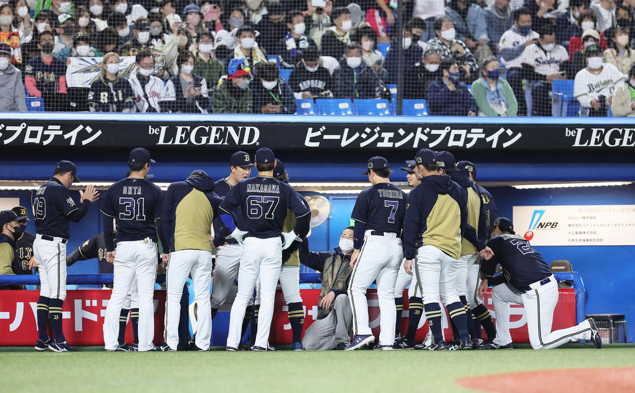 試合前、円陣の中央で声出しをするオリックス杉本（撮影・足立雅史）