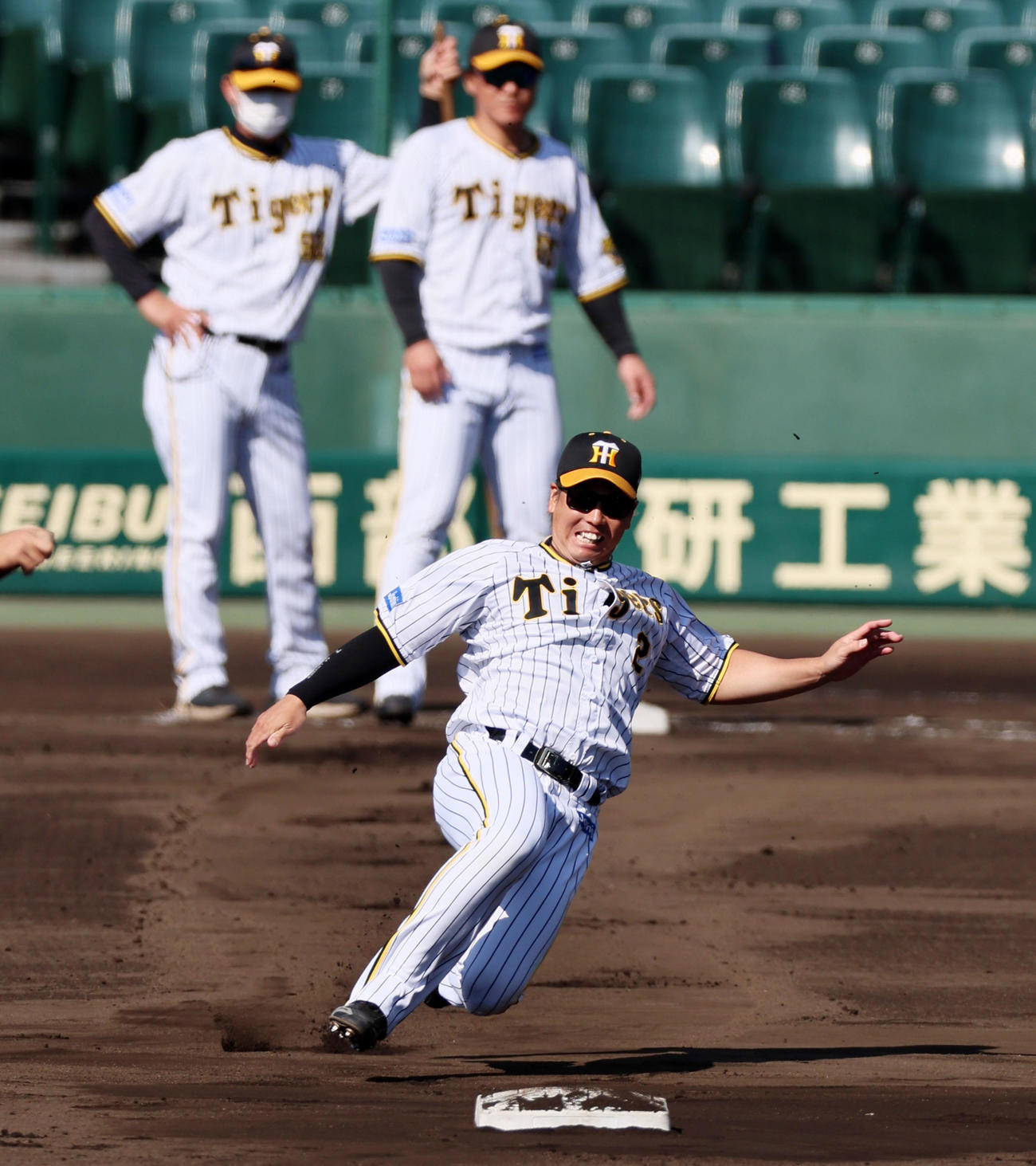 走塁練習で二塁へスライディングする梅野（撮影・加藤哉）