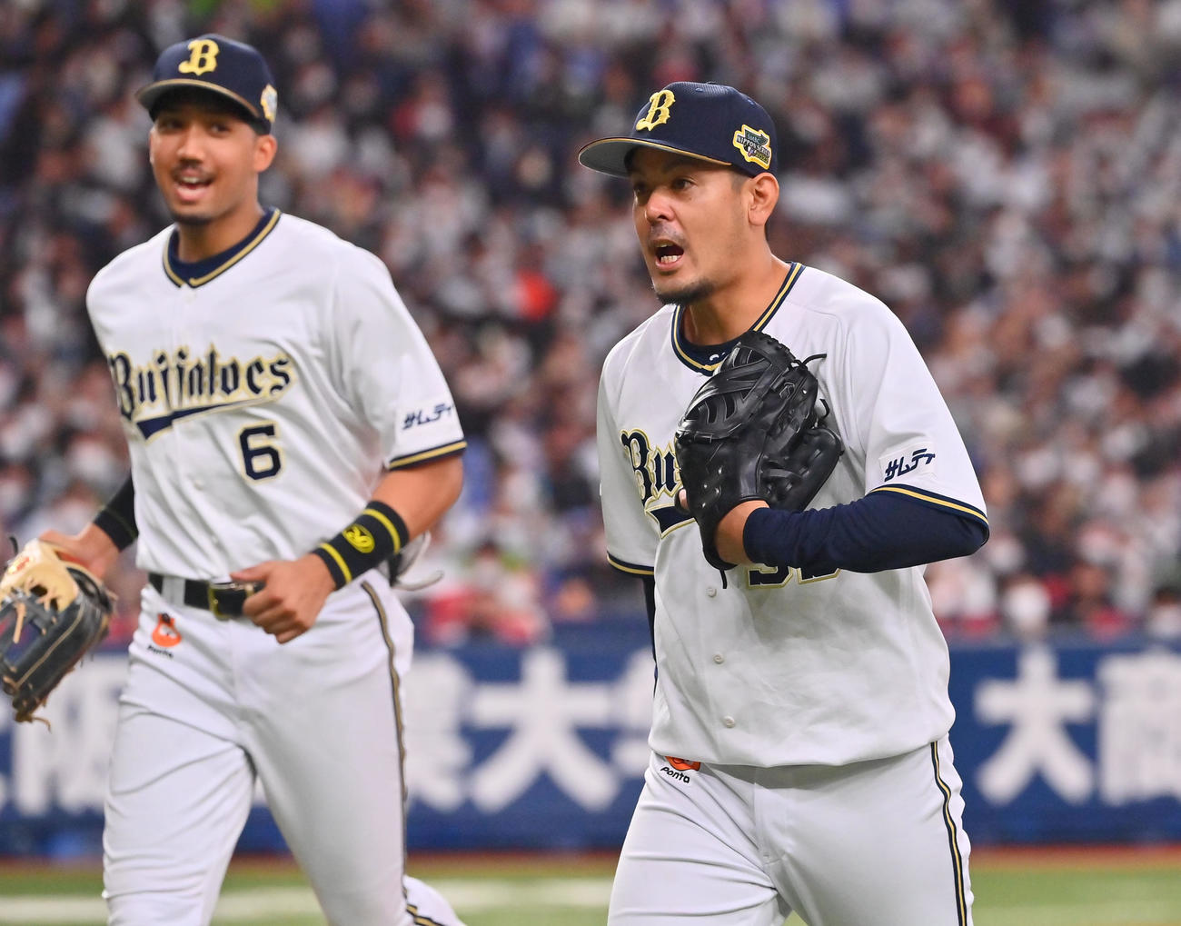 オリックス比嘉幹貴（右）（2022年10月27日撮影）
