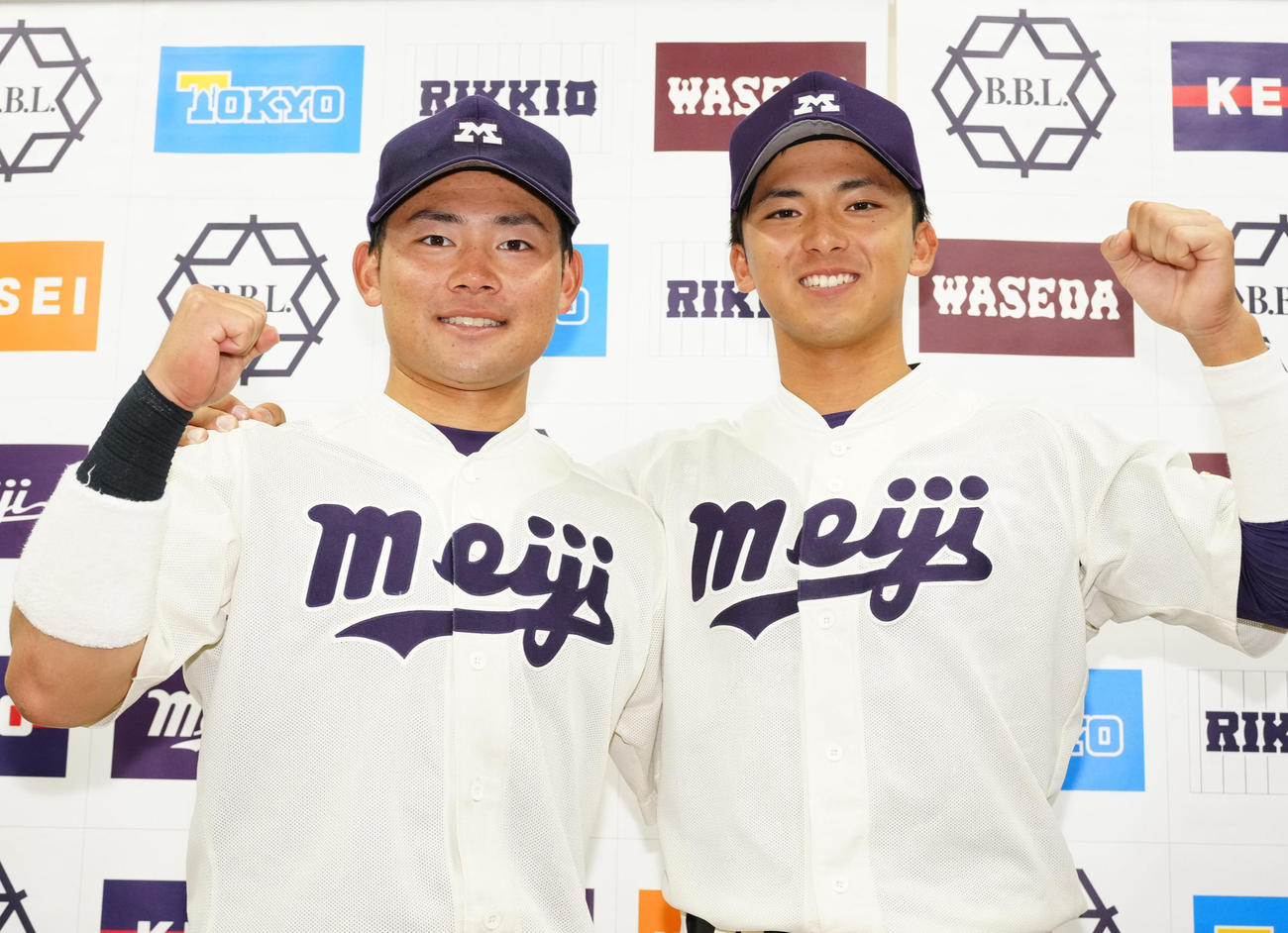 試合後、ガッツポーズを見せる明大・村松（左）と宗山（撮影・江口和貴）