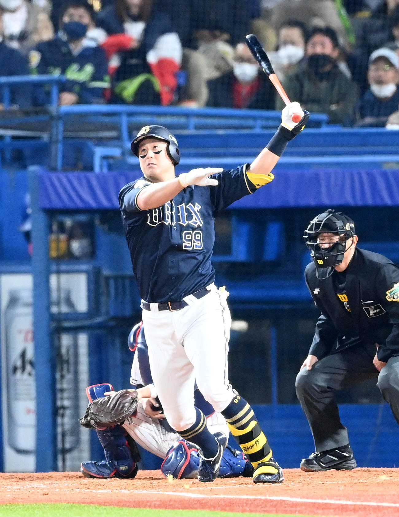ヤクルト対オリックス　5回表オリックス2死満塁、杉本の中堅への打球を塩見泰隆が適時失策、3点を追加する（撮影・前岡正明）