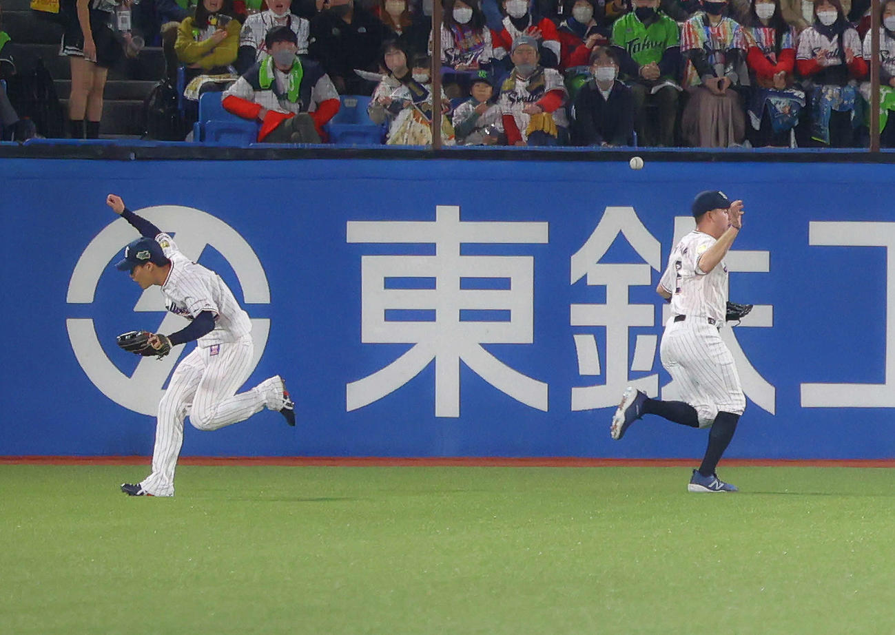 ヤクルト対オリックス　5回表2死満塁、杉本の打球を塩見（左）が後逸し失点を許す。右はキブレハン（撮影・河田真司）