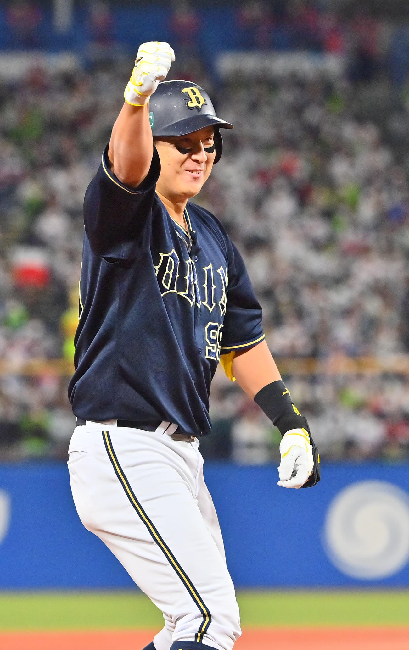 ヤクルト対オリックス　5回表オリックス2死満塁、中堅へ適時失策を誘い三塁に到達した杉本はガッツポーズ（撮影・和賀正仁）