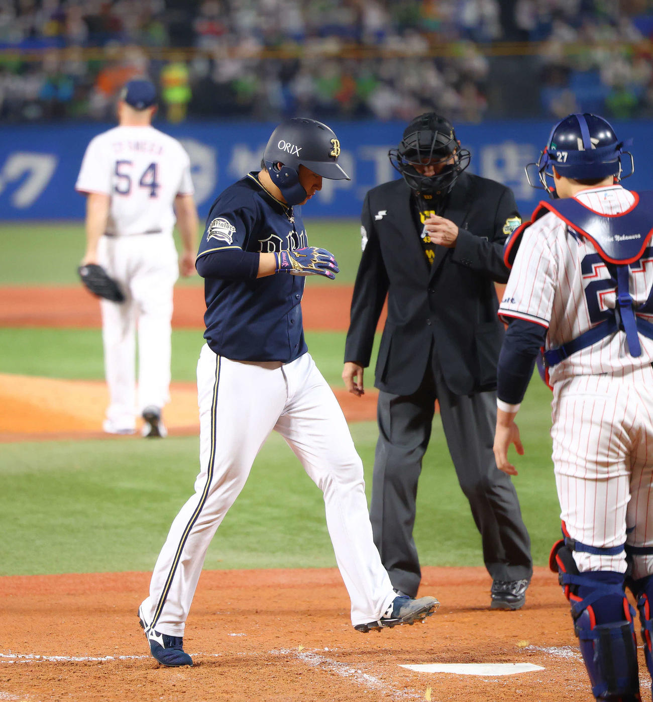 ヤクルト対オリックス　5回表2死満塁、吉田正の死球で生還する宮城（撮影・河田真司）