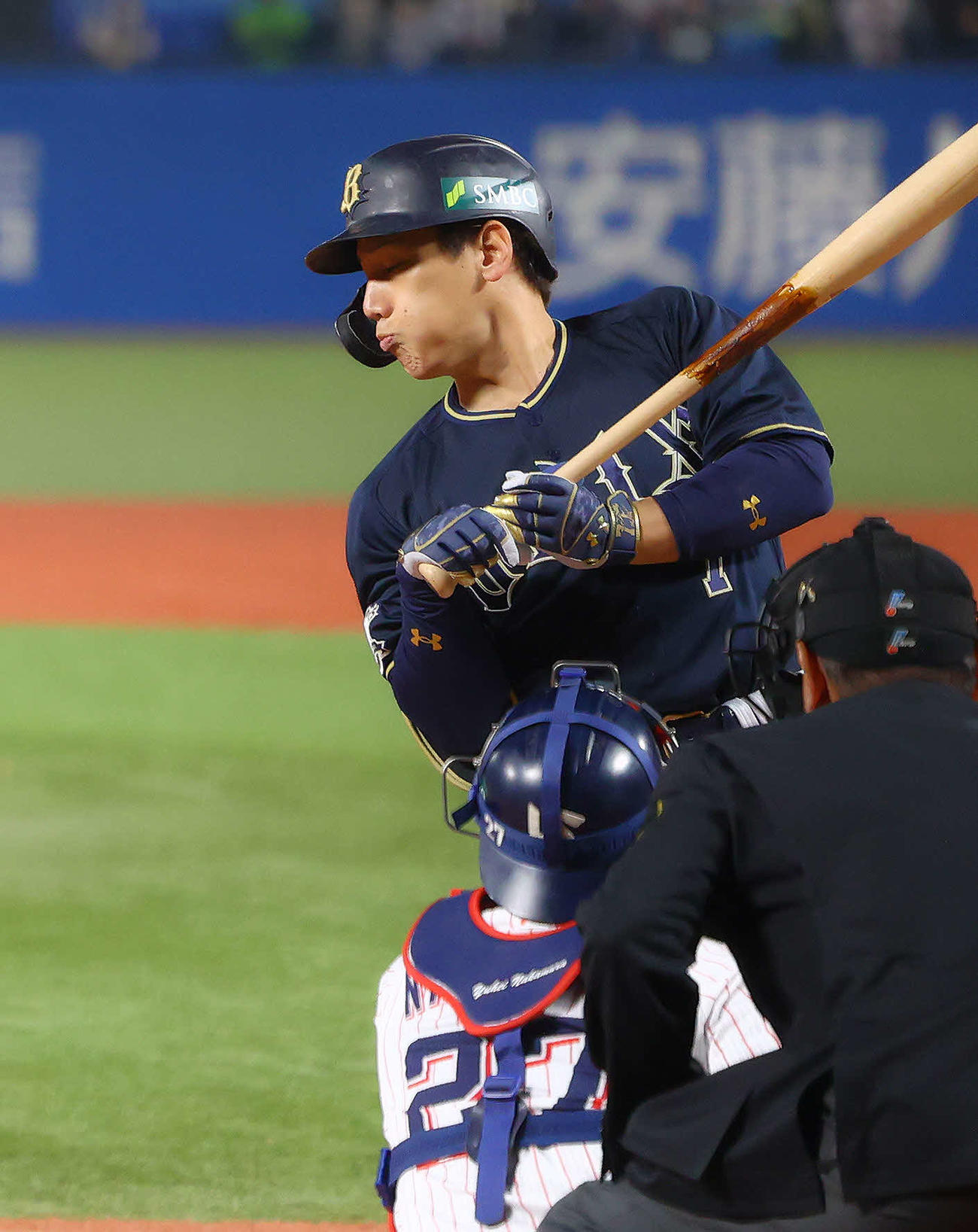 ヤクルト対オリックス　5回表2死満塁、死球を受ける吉田正（撮影・河田真司）