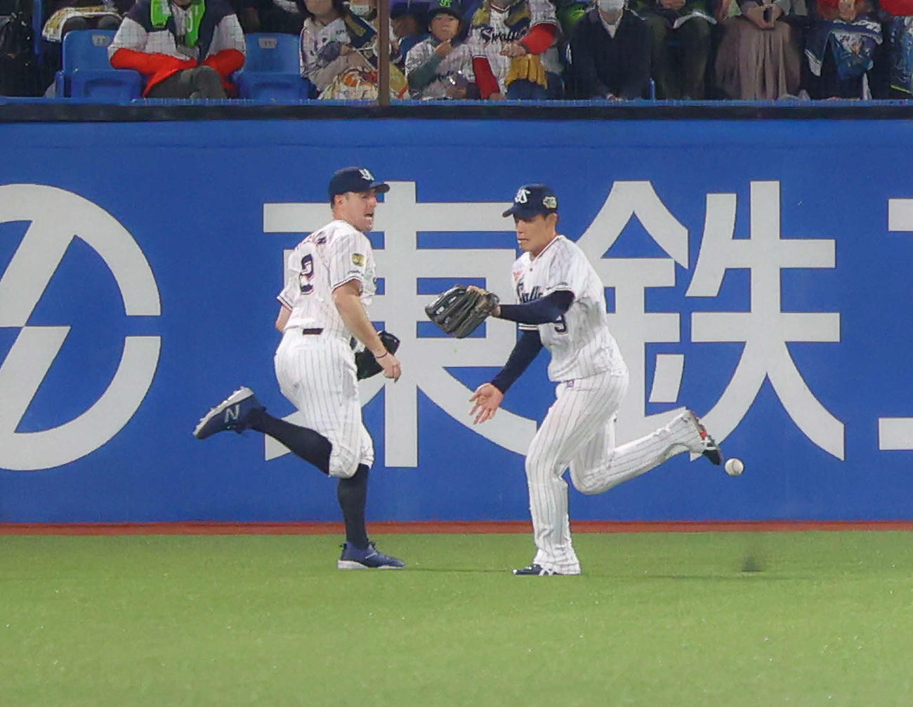 ヤクルト対オリックス　5回表2死満塁、杉本の中飛を塩見（右）が後逸し3点適時失策。左はキブレハン（撮影・河田真司）