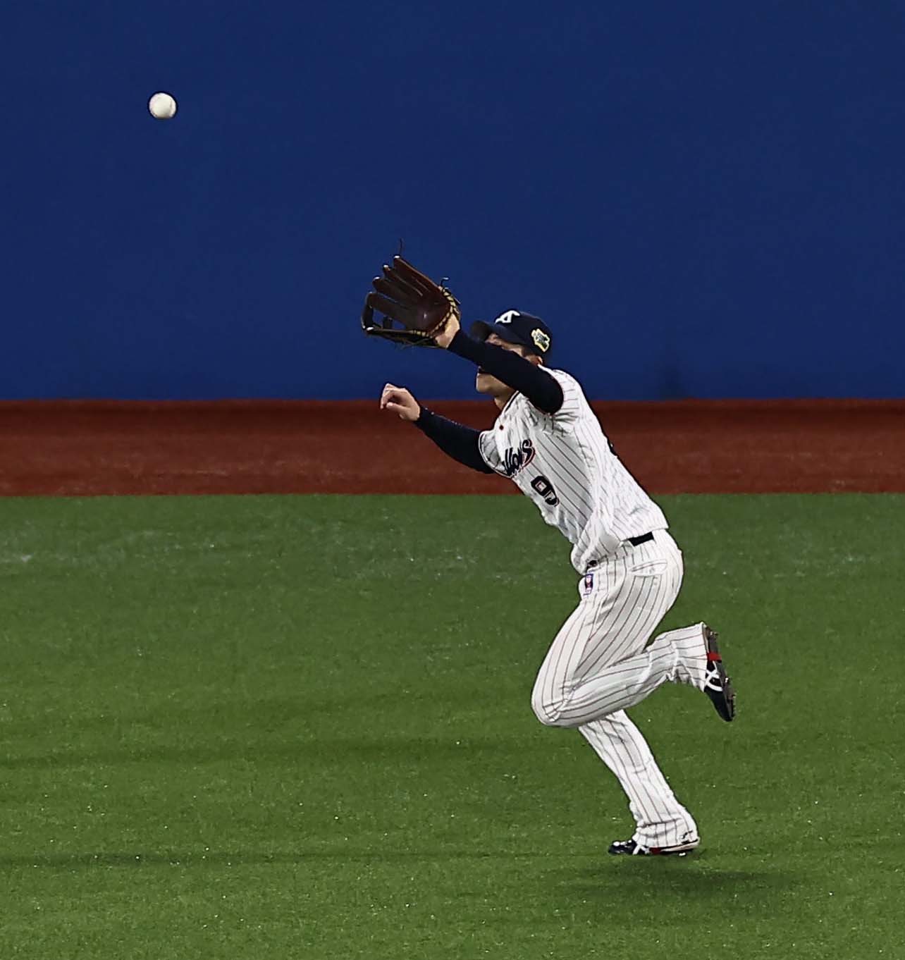 5回表オリックス2死満塁、塩見は杉本の打球を捕れず追加点を許す（撮影・上田博志）