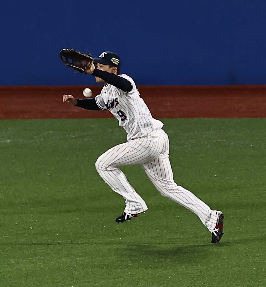 5回表オリックス2死満塁、塩見は杉本の打球を捕れず追加点を許す（撮影・上田博志）