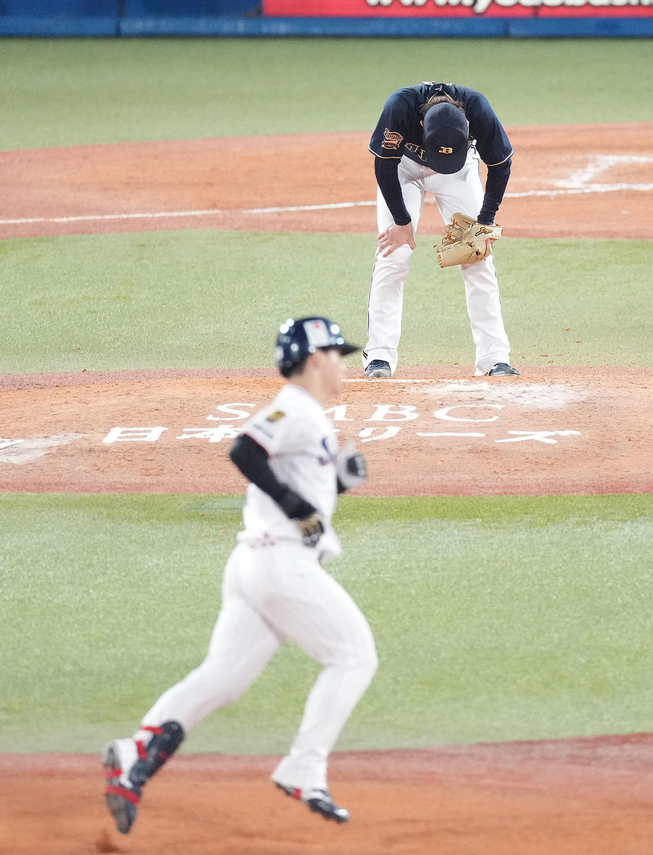 10月23日、日本シリーズ第2戦　9回裏ヤクルト無死一、二塁、阿部は内山壮に左越え同点3点本塁打を浴び肩を落とす