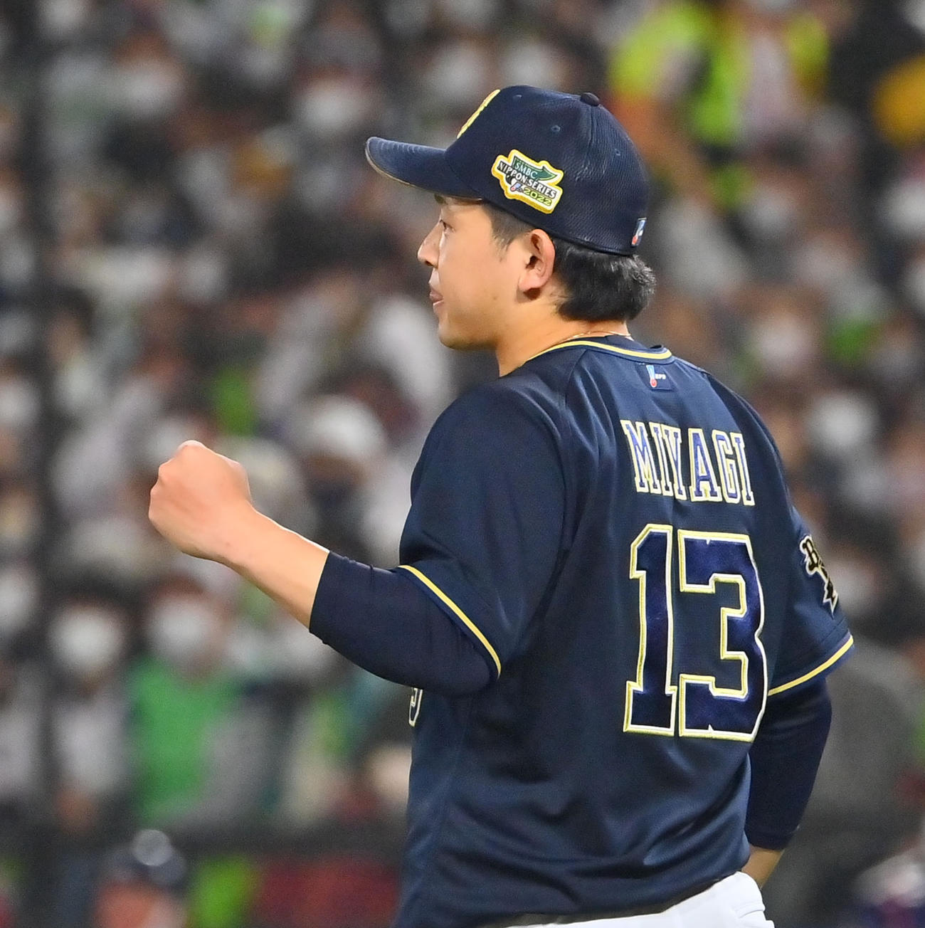 5回裏ヤクルト2死一、三塁、塩見を遊ゴロに仕留めガッツポーズする宮城（撮影・和賀正仁）