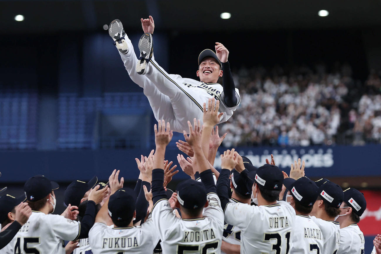 9月30日、引退セレモニーでナインに胴上げされるオリックス能見