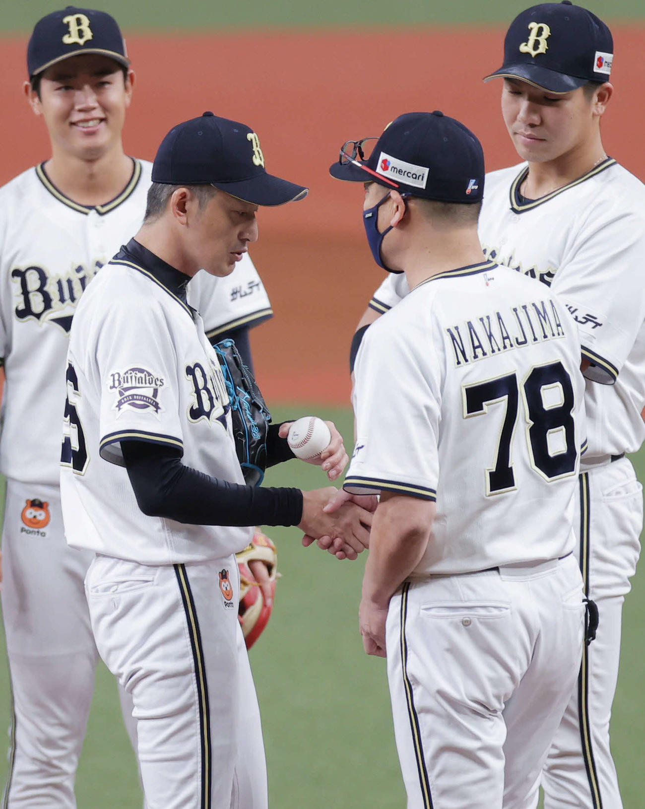 9月30日、ロッテ安田を空振り三振に仕留め、中嶋監督（手前右）と握手を交わして降板する能見