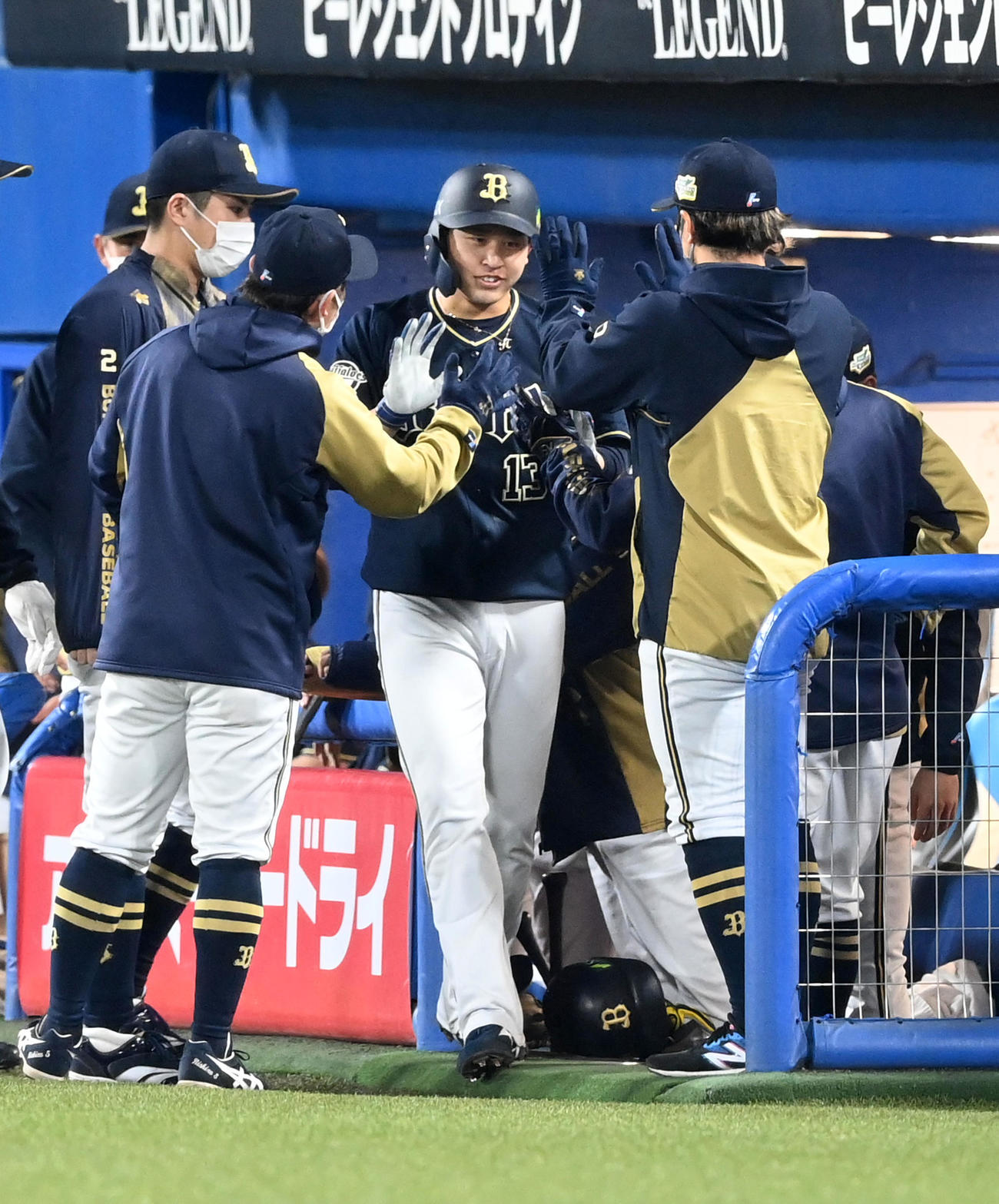 ヤクルト対オリックス　5回表オリックス2死満塁、吉田正の押し出しの死球で生還、ナインと笑顔でタッチする宮城（撮影・前岡正明）