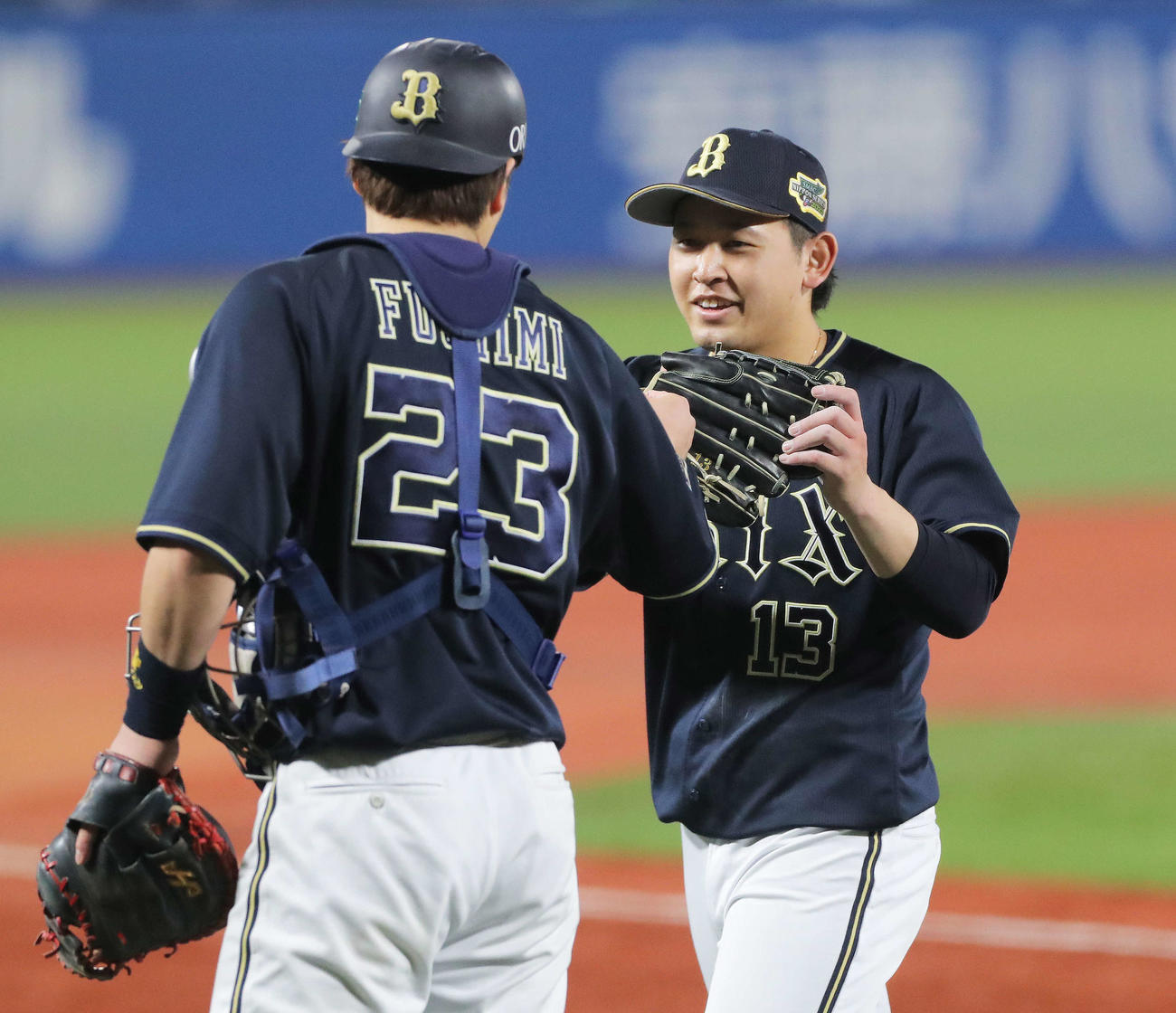 ヤクルト対オリックス　5回裏まで無失点に抑え、伏見（左）に迎えられ笑顔を見せる宮城（撮影・河田真司）