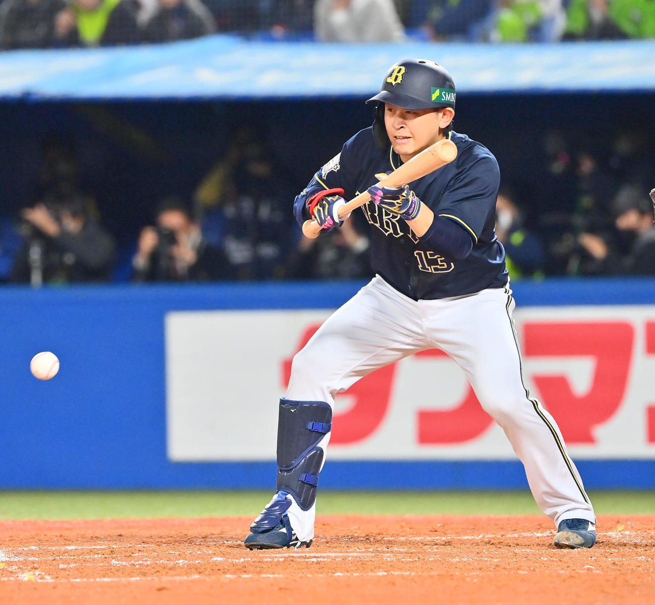 ヤクルト対オリックス　5回表オリックス無死一塁、宮城のバントは三塁内野安打となる（撮影・和賀正仁）