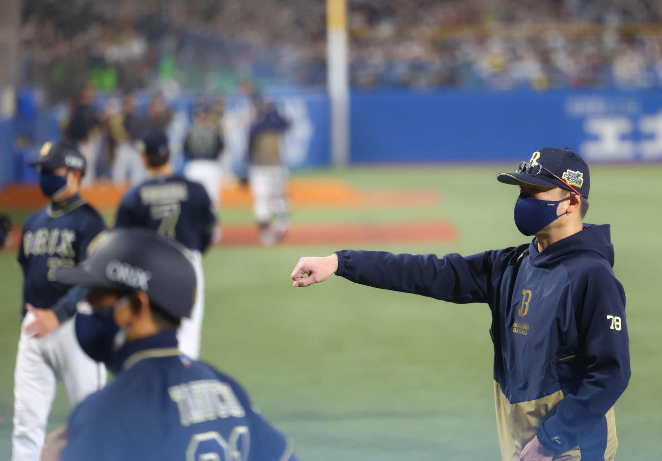 ヤクルト対オリックス　8回表を終え、選手交代を告げる中嶋監督（右）（撮影・河田真司）