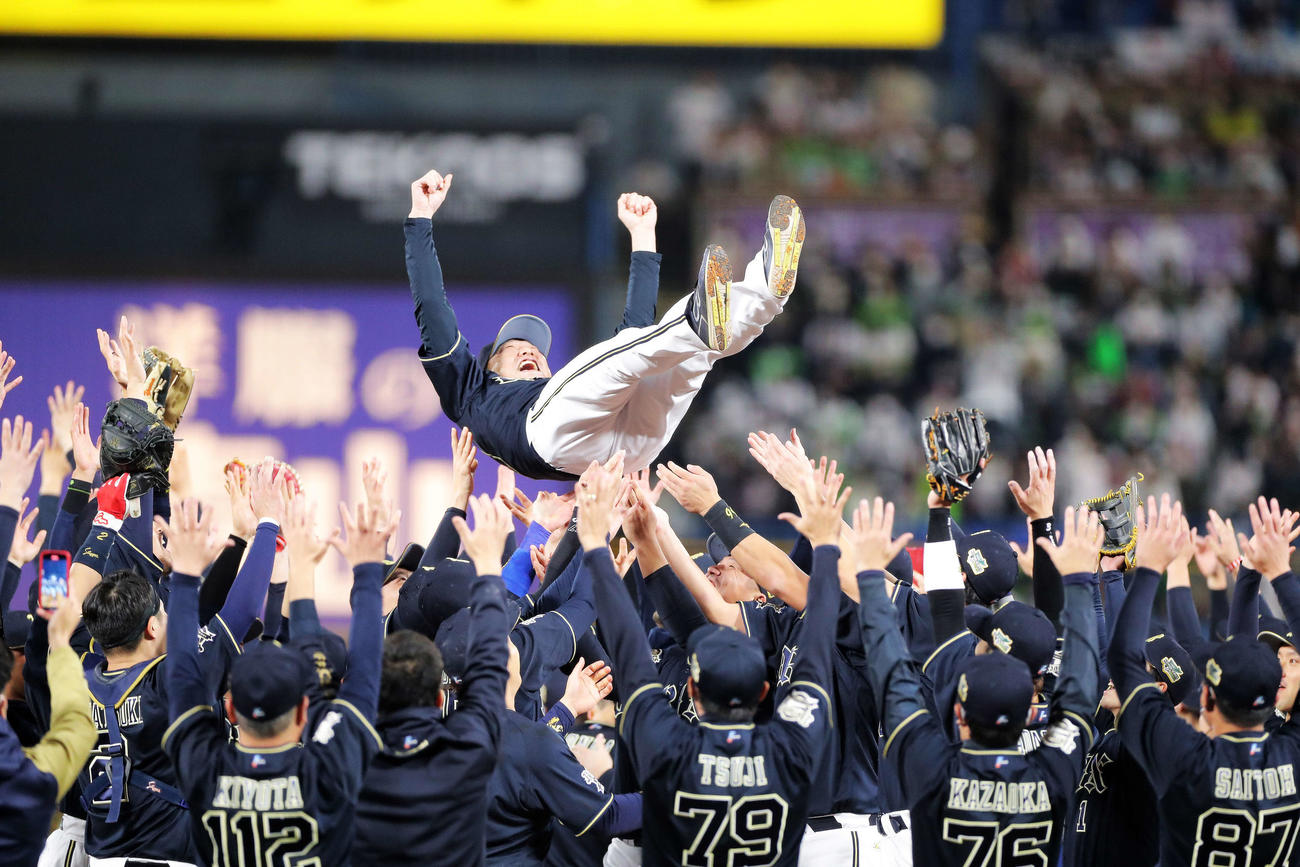 ヤクルト対オリックス　日本シリーズを制し選手たちから胴上げで祝福されるオリックス中嶋監督（撮影・河田真司）