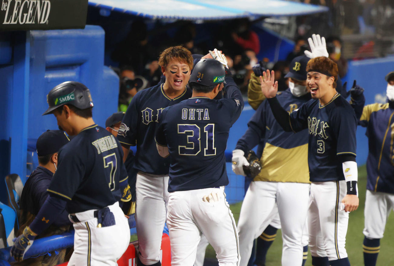 ヤクルト対オリックス　1回表オリックス無死、先制ソロ本塁打で生還した太田椋（中央）を迎える杉本（同左）らチームメートたち（撮影・河田真司）