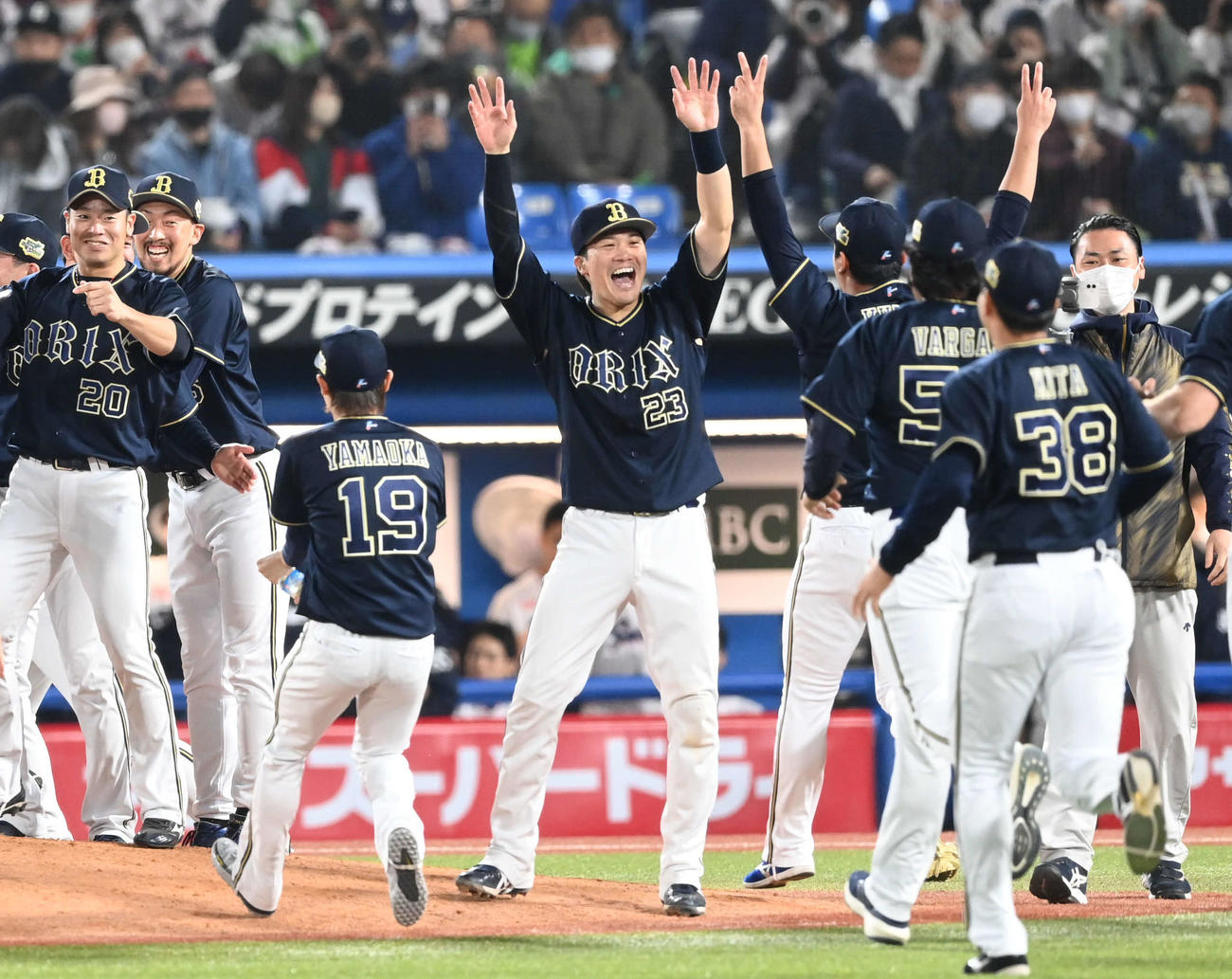 ヤクルト対オリックス　ヤクルトを破り日本一、喜ぶ伏見（23番）らオリックスナイン（撮影・前岡正明）