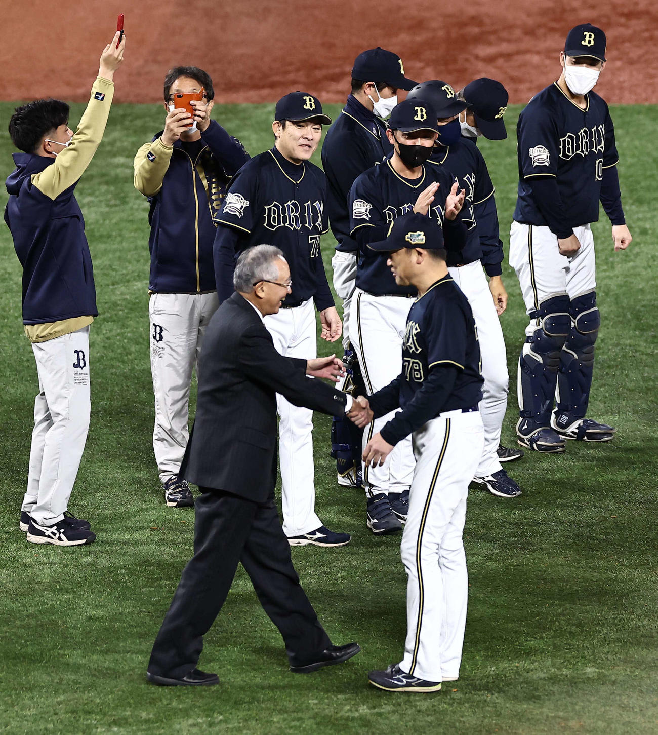 日本一を見届けたオリックス宮内オーナー（手前左）は中嶋監督と握手をかわす（撮影・上田博志）