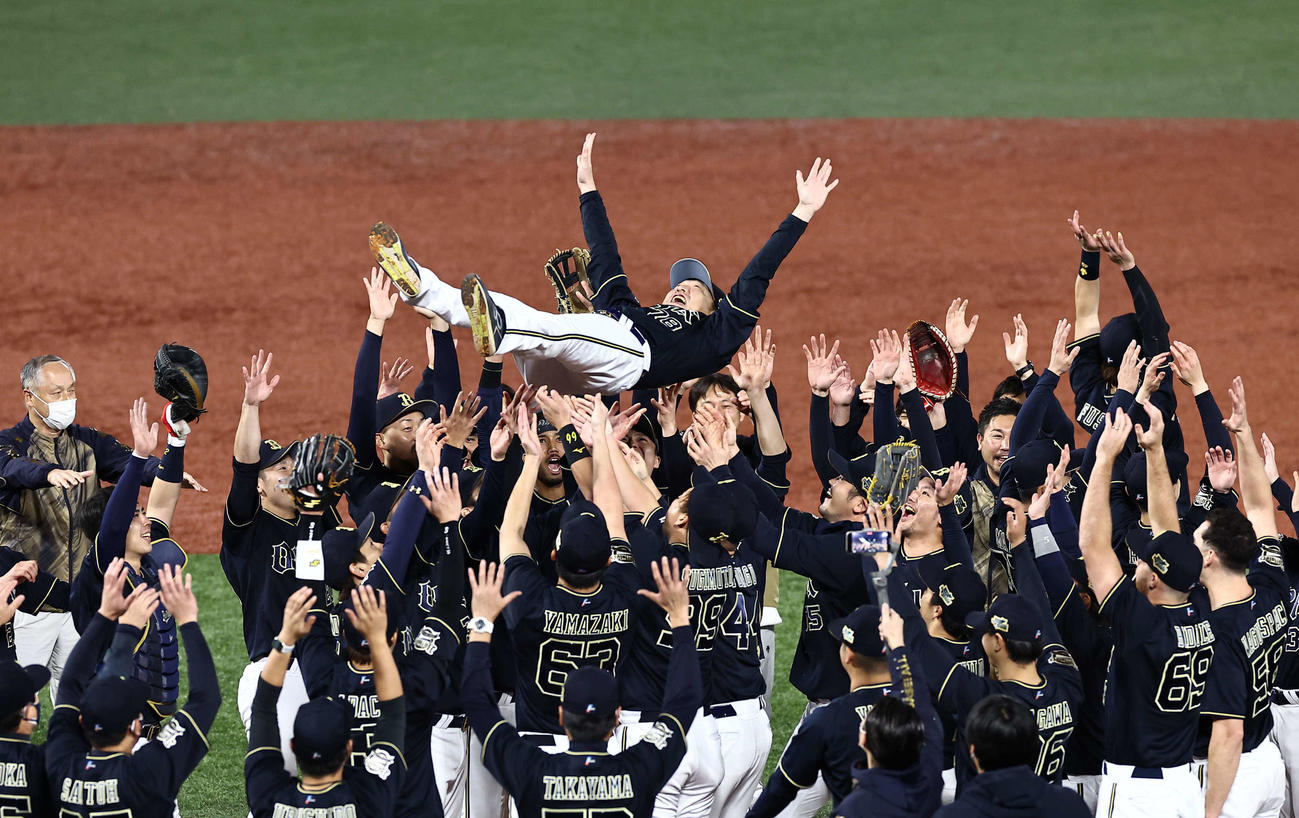 26年ぶりの日本一を決めナインに胴上げされるオリックス中嶋監督（撮影・上田博志）