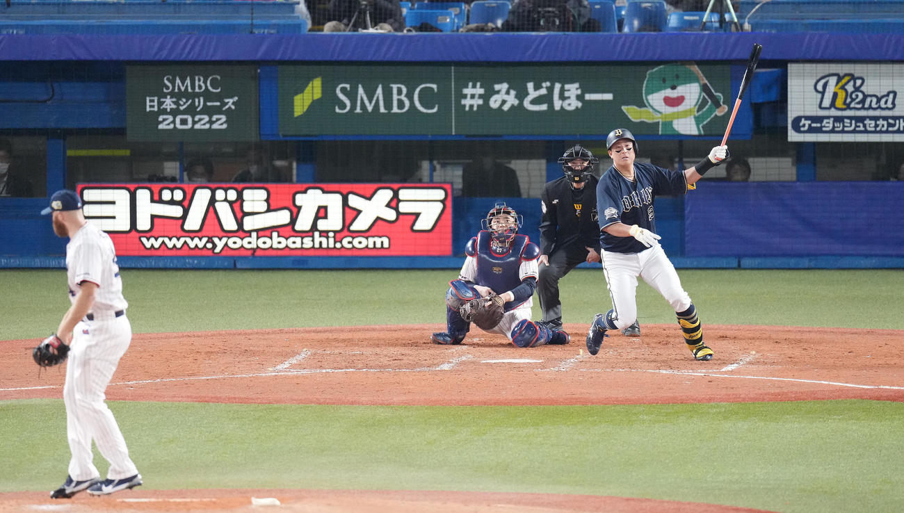 ヤクルト対オリックス　5回表オリックス2死満塁、杉本の打球は中堅手塩見の失策を誘い走者一掃となる。投手サイスニード（撮影・鈴木みどり）