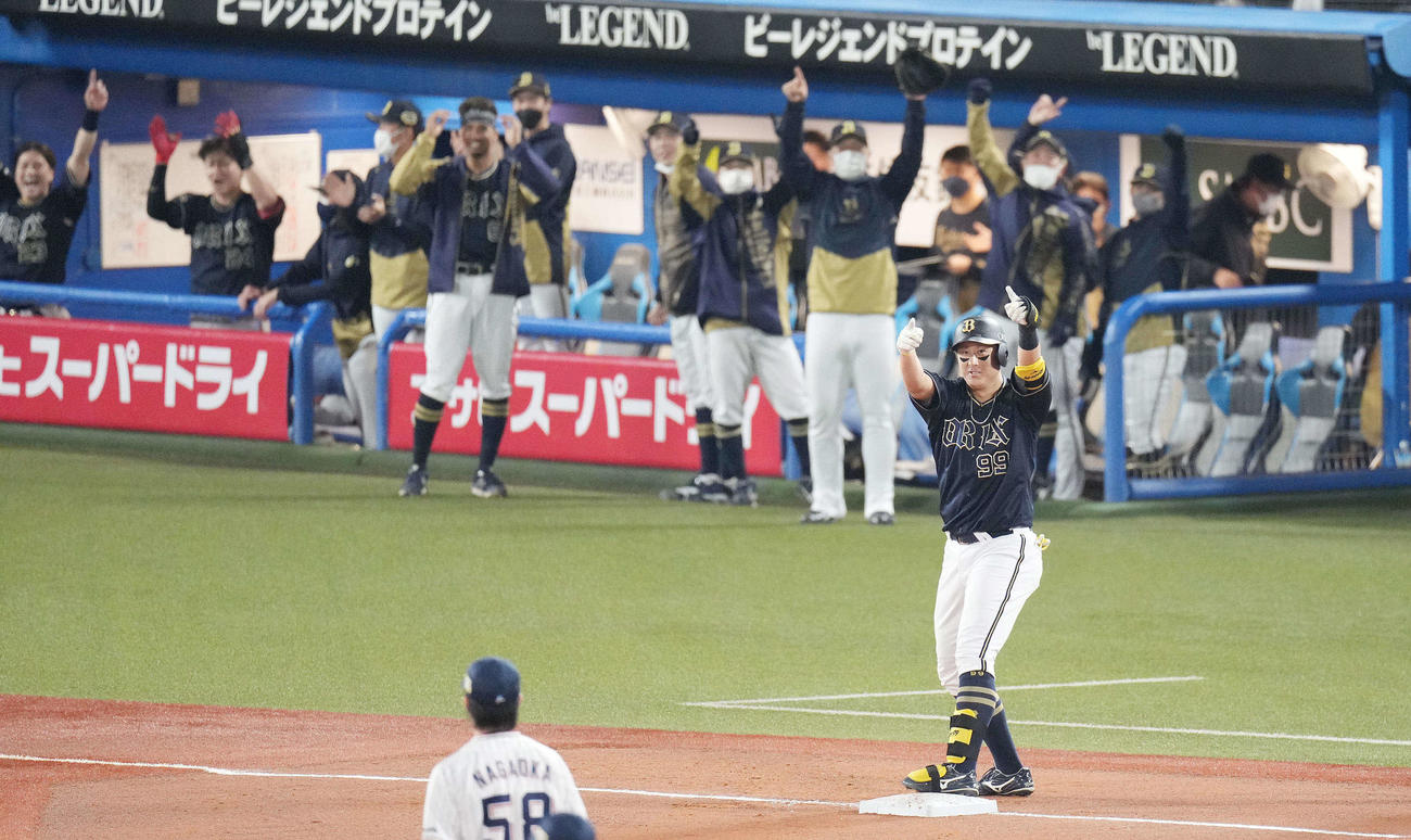 ヤクルト対オリックス　5回表オリックス2死満塁、左中間への当たりで塩見の3点適時失策を呼び込みポーズをみせる杉本（撮影・鈴木みどり）