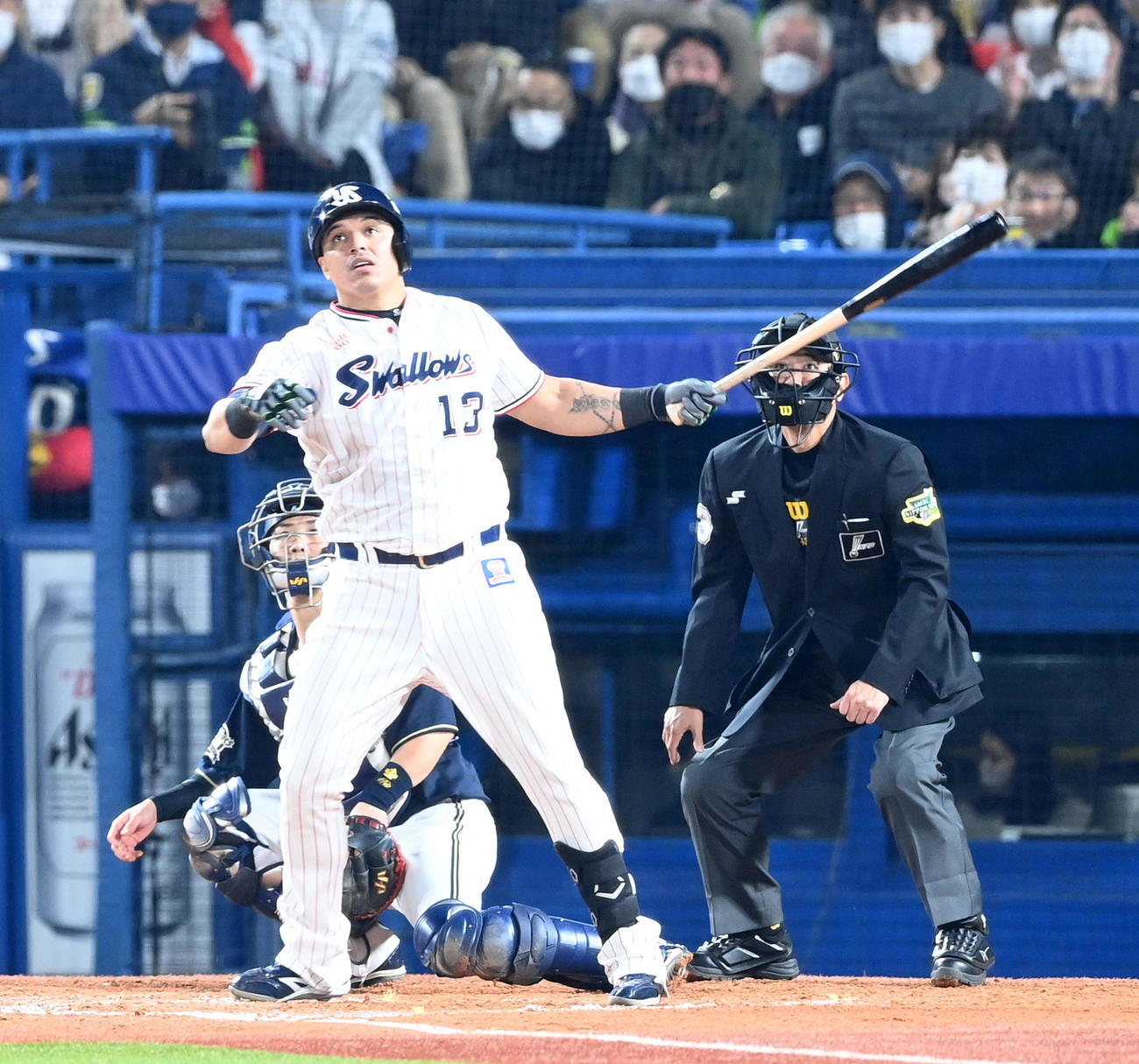 ヤクルト対オリックス　8回裏ヤクルト1死一、三塁、オスナは左越え3点本塁打を放つ（撮影・前岡正明）