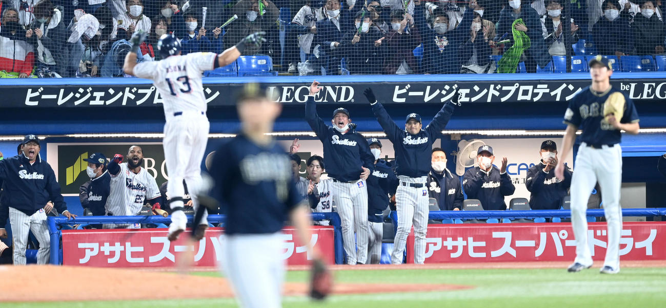 ヤクルト対オリックス　8回裏ヤクルト1死一、三塁、オスナの左越え3点本塁打に喜ぶヤクルトナイン（撮影・前岡正明）