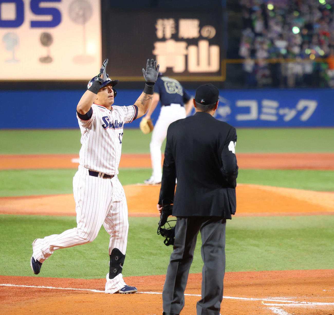ヤクルト対オリックス　8回裏ヤクルト1死一、三塁、左越え3点本塁打を放ち、両手を挙げ生還するオスナ（撮影・河田真司）