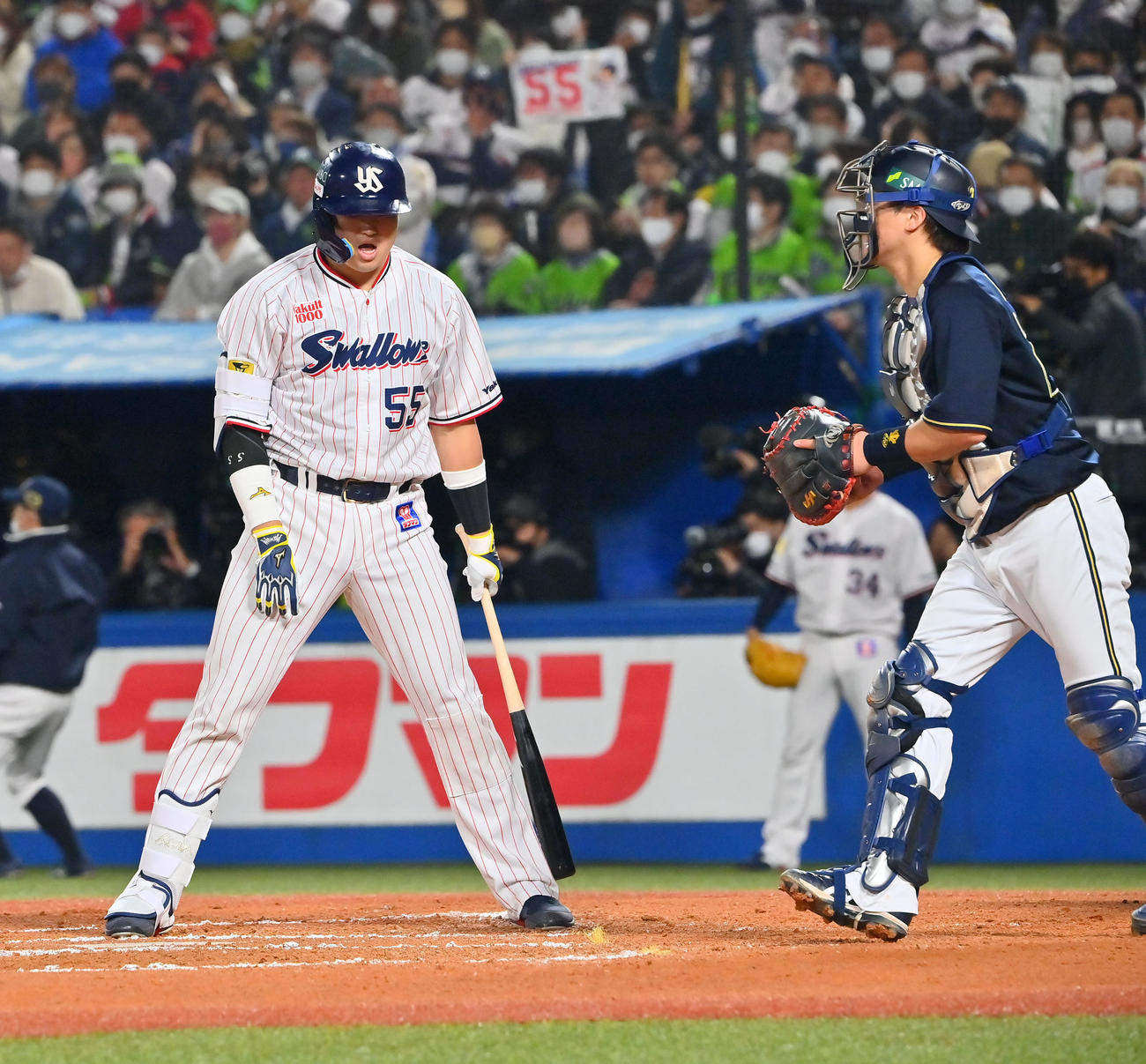 ヤクルト対オリックス　6回裏ヤクルト1死一塁、見逃し三振に倒れる村上（撮影・和賀正仁）