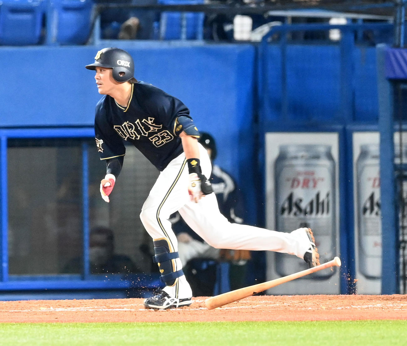 ヤクルト対オリックス　5回表オリックス無死、伏見は右前打を放つ（撮影・前岡正明）