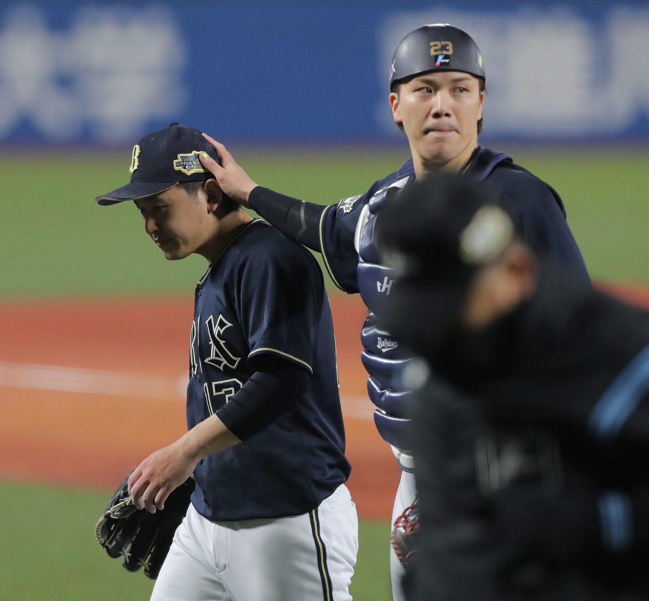 ヤクルト対オリックス　5回裏まで無失点に抑え、伏見（右）に迎えられ笑顔を見せる宮城（撮影・河田真司）