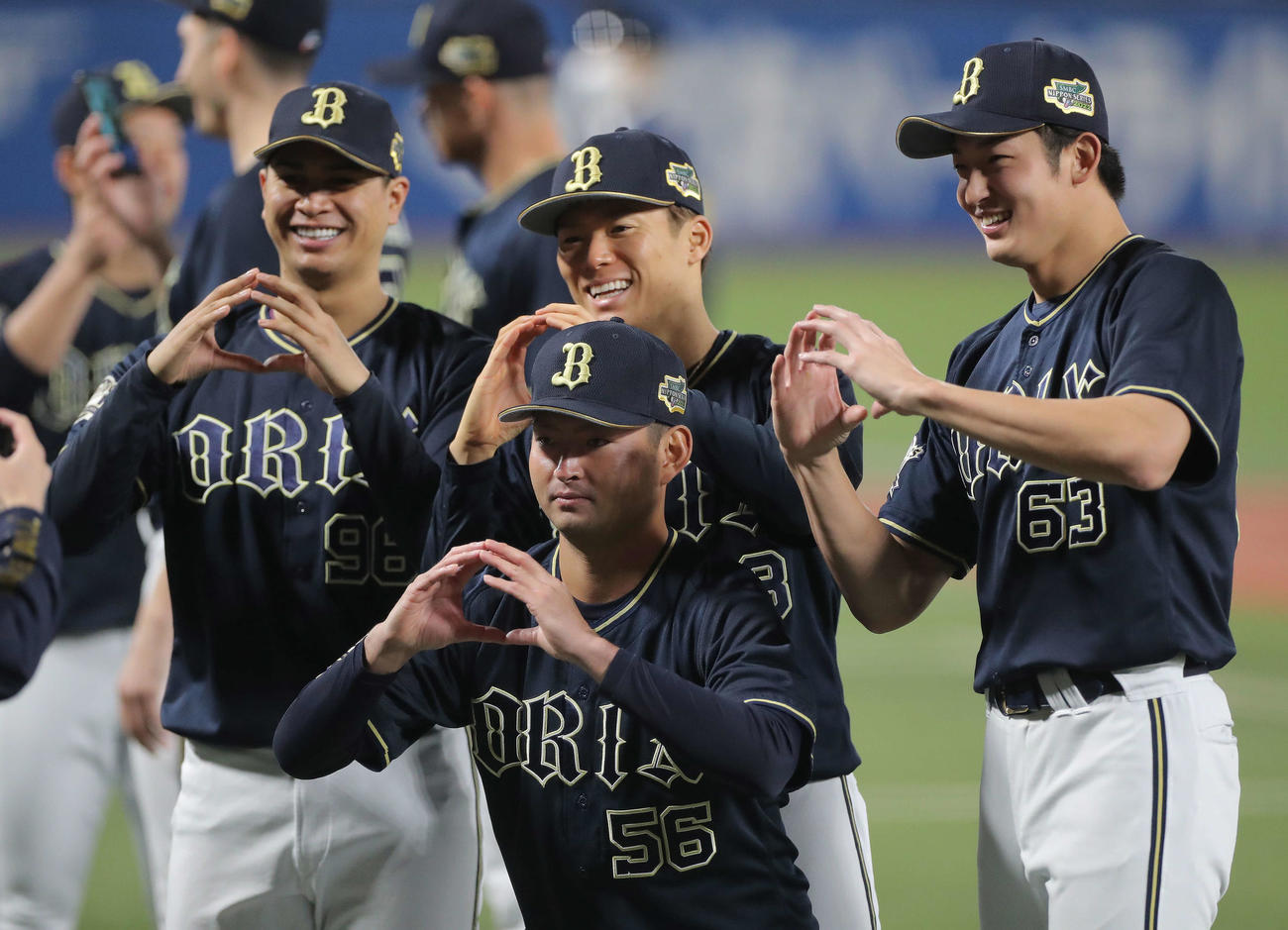 ヤクルト対オリックス　日本シリーズ優勝を決め試合後に写真に納まるオリックスの、手前から小木田、後方左から宇田川、山本、山崎颯（撮影・河田真司）