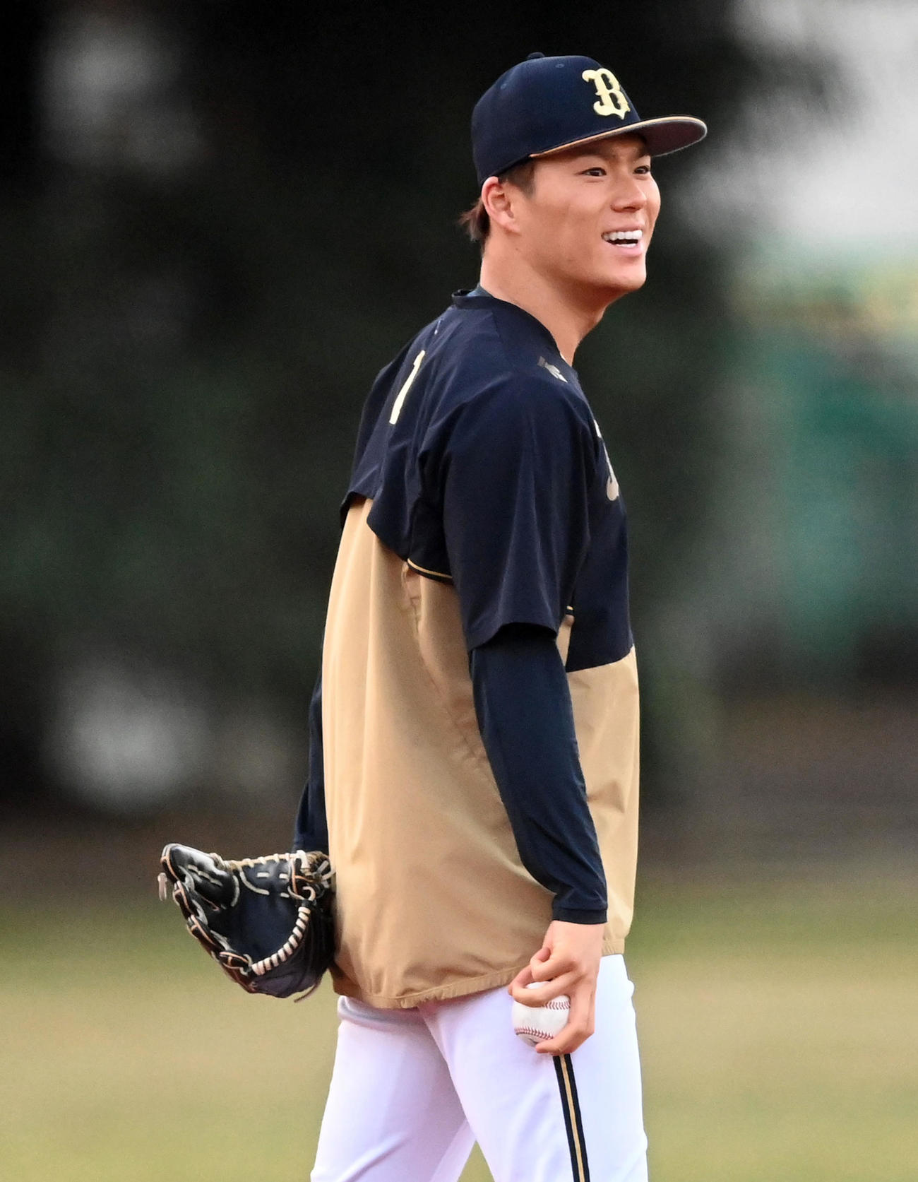ヤクルト対オリックス　キャッチボーで笑顔を見せる山本（撮影・前岡正明）
