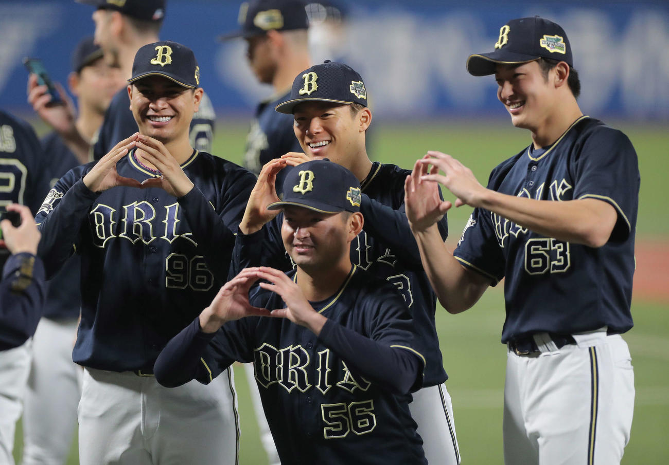 ヤクルト対オリックス　日本シリーズ優勝を決め試合後に写真に納まるオリックスの、手前から小木田、後方左から宇田川、山本、山崎颯（撮影・河田真司）